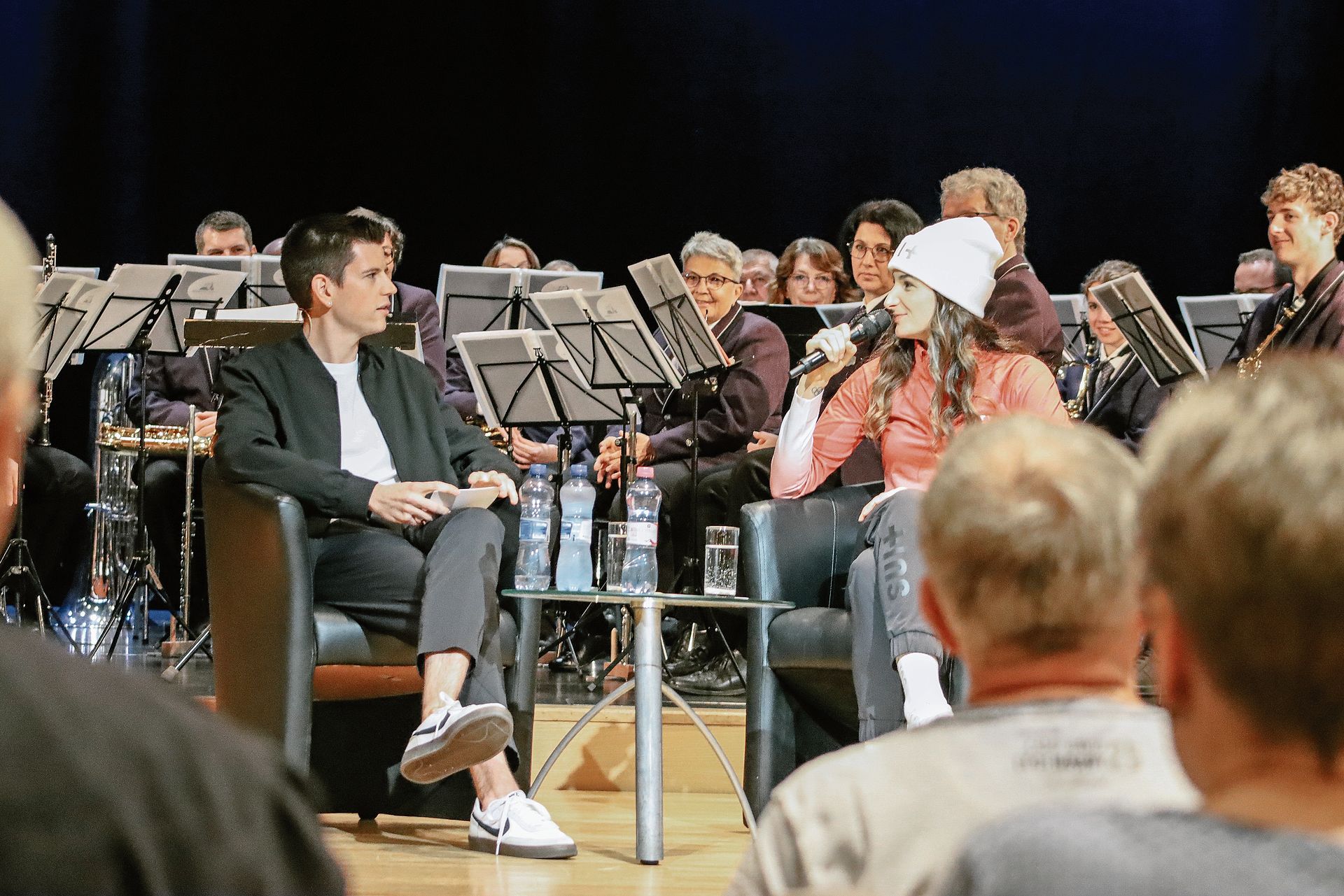 Im Talk mit Moderator Calvin Stettler blickt Ramona Härdi auf Olympia zurück.Foto: Romi Schmid Im Talk mit Moderator Calvin Stettler blickt Ramona Härdi auf Olympia zurück.Foto: Romi Schmid
