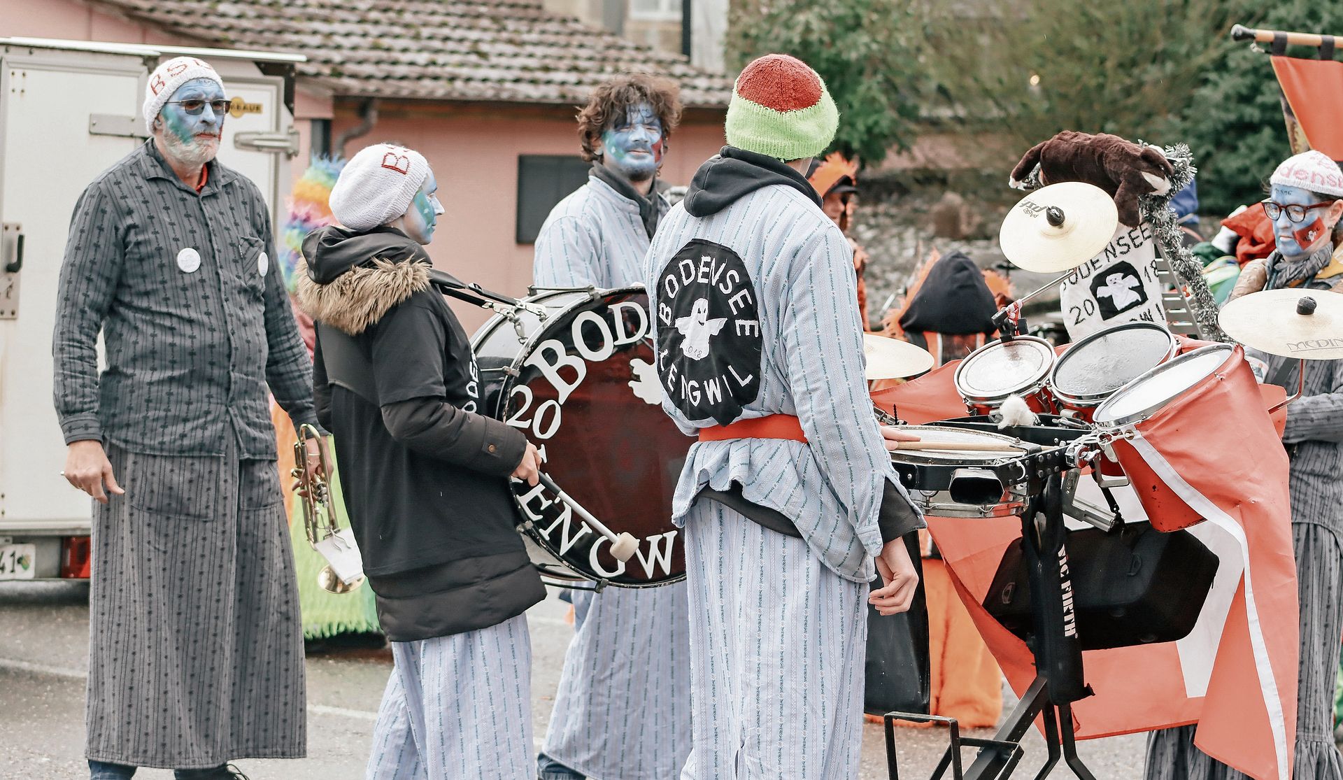 Scheppernde Trommeln und viel Elan: Die Musiker geben den Takt an.Foto: Romi Schmid Scheppernde Trommeln und viel Elan: Die Musiker geben den Takt an.Foto: Romi Schmid