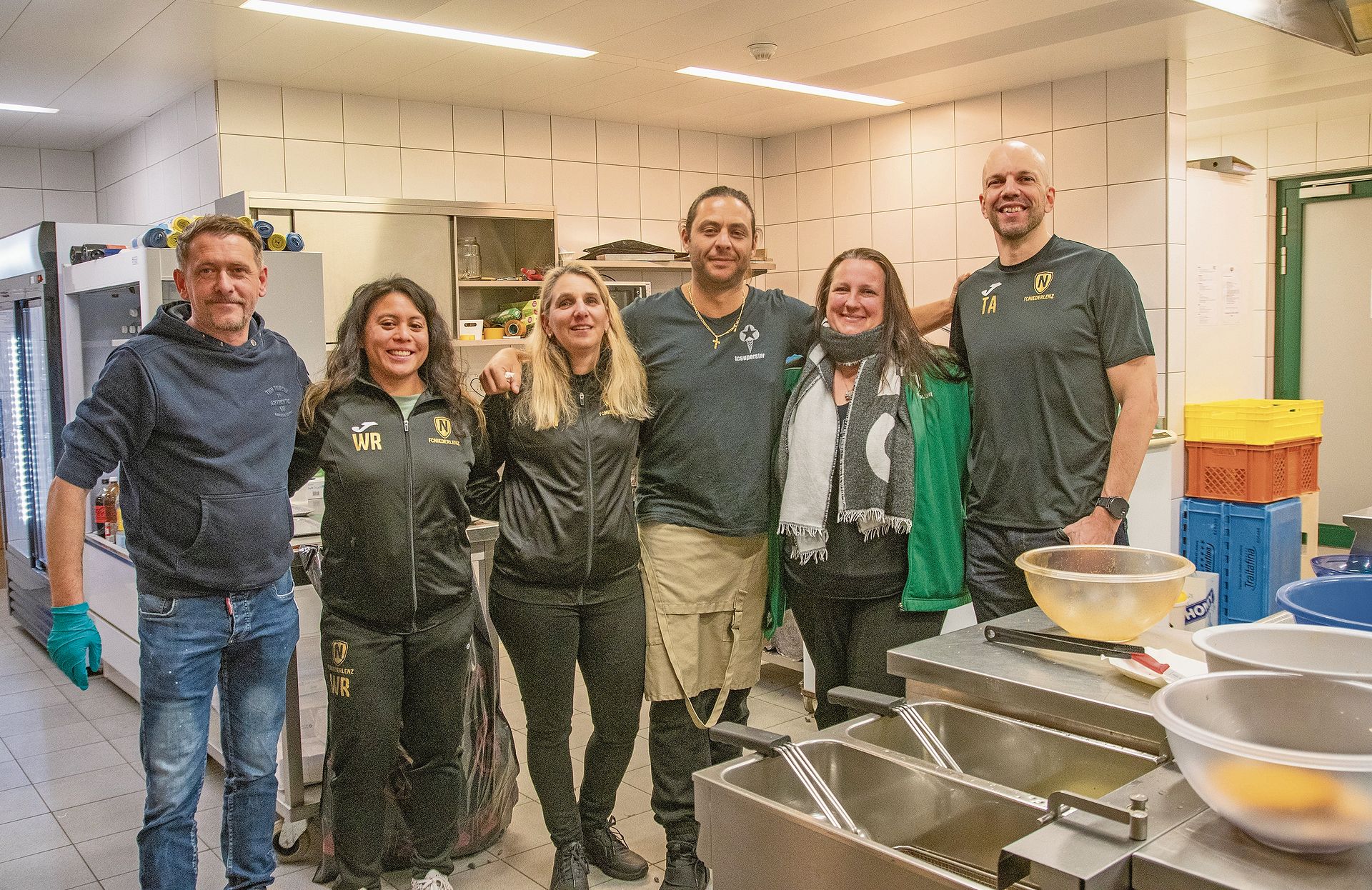 Das Küchenteam mit den Organisatorinnen Corinne Hächler und Nicole Melliger. Foto: Peter Winkelmann
