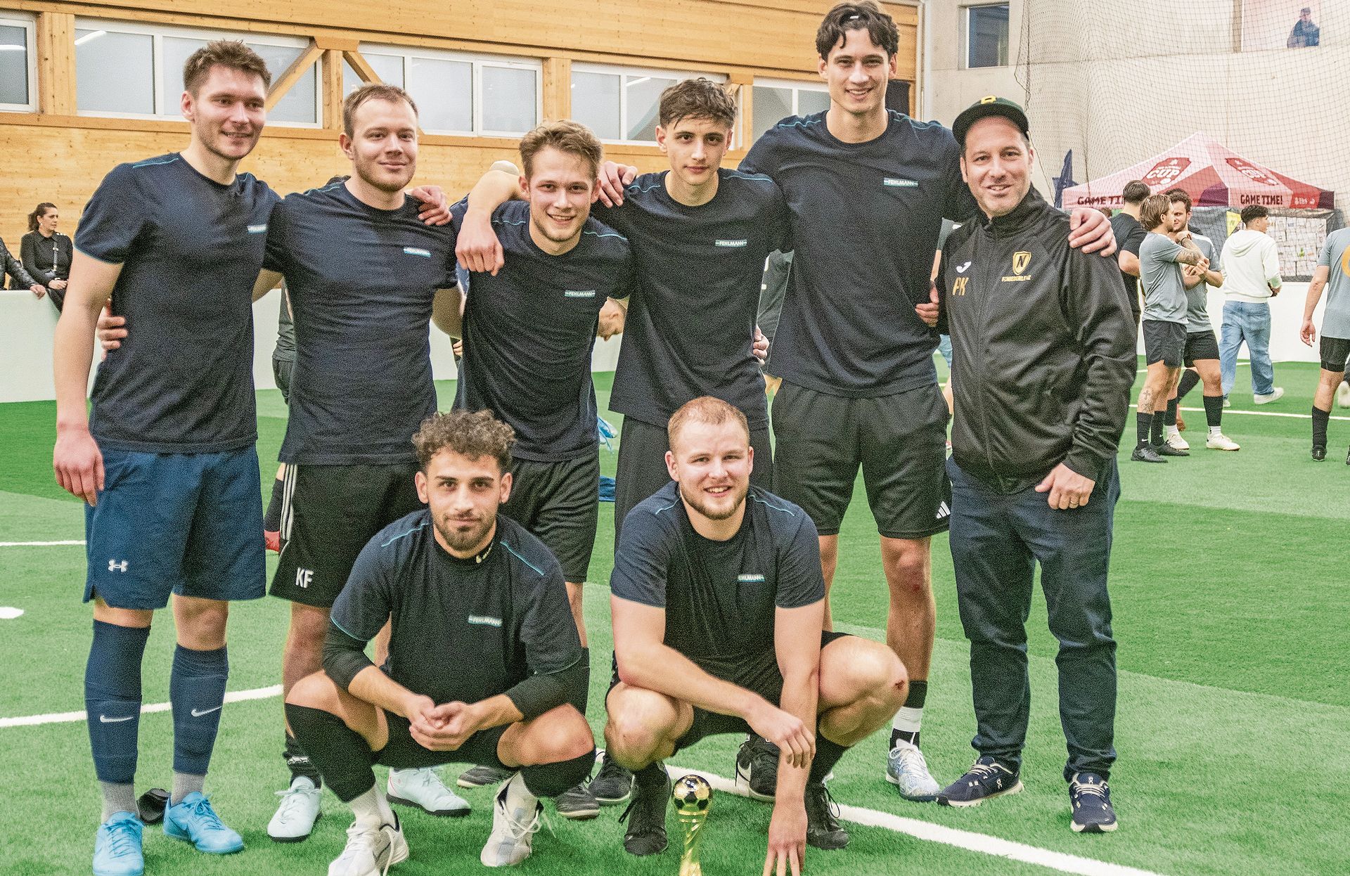 Die Jungs von der Fehlmann AG in Seon holten sich den Pokal.Foto: Peter Winkelmann