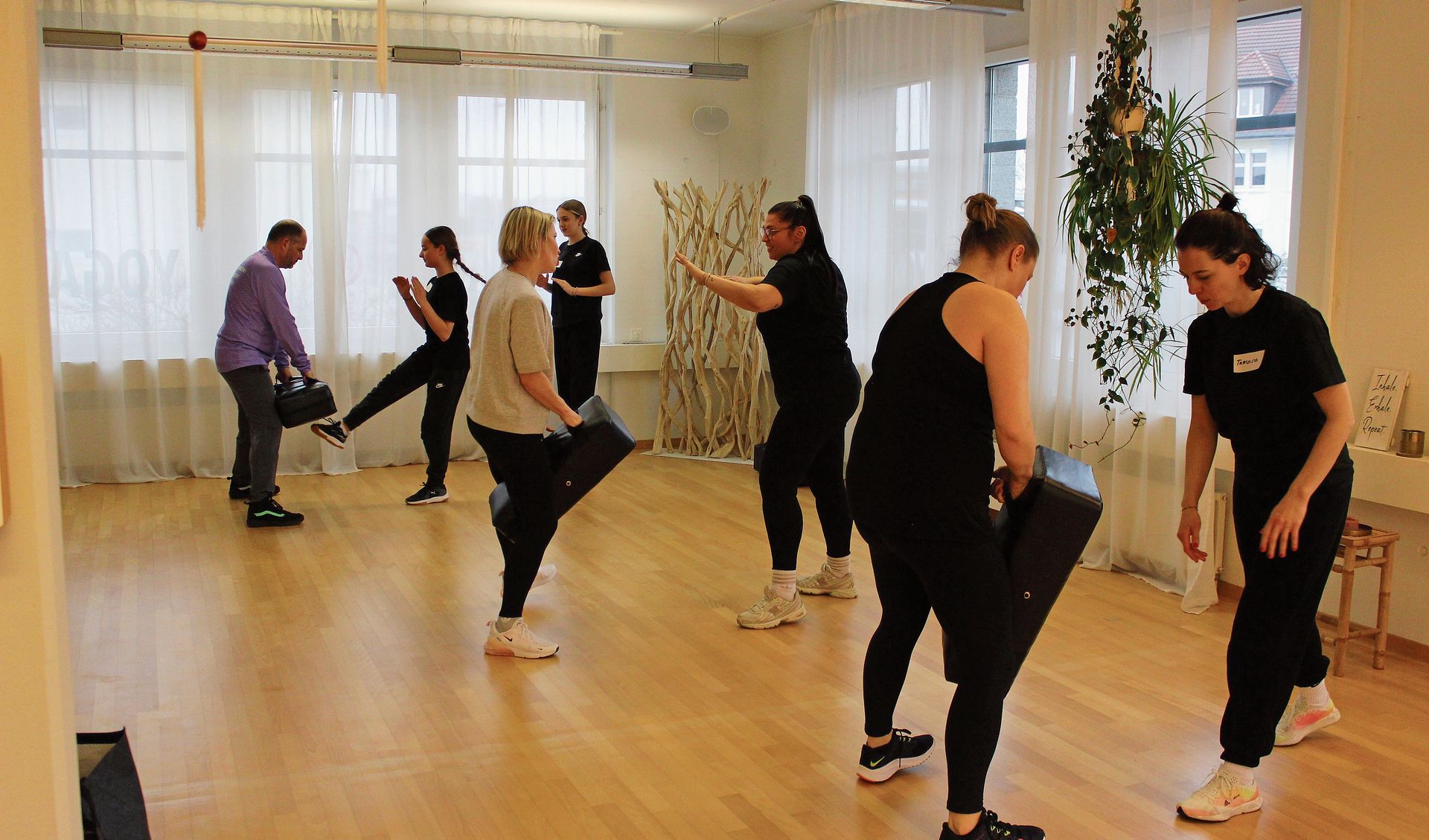 Beim Kurs lernen die Teilnehmerinnen, wie man sich selber verteidigt: Die Teilnehmerinnen üben fleissig.Foto: Debora Hugentobler