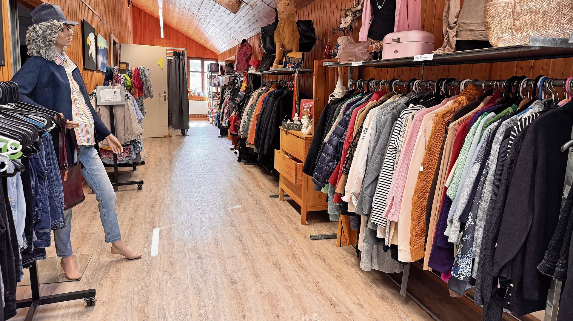 Auch Secondhand-Kleidung gibt es im Haubu-Huus. Foto: Verena Schmidtke