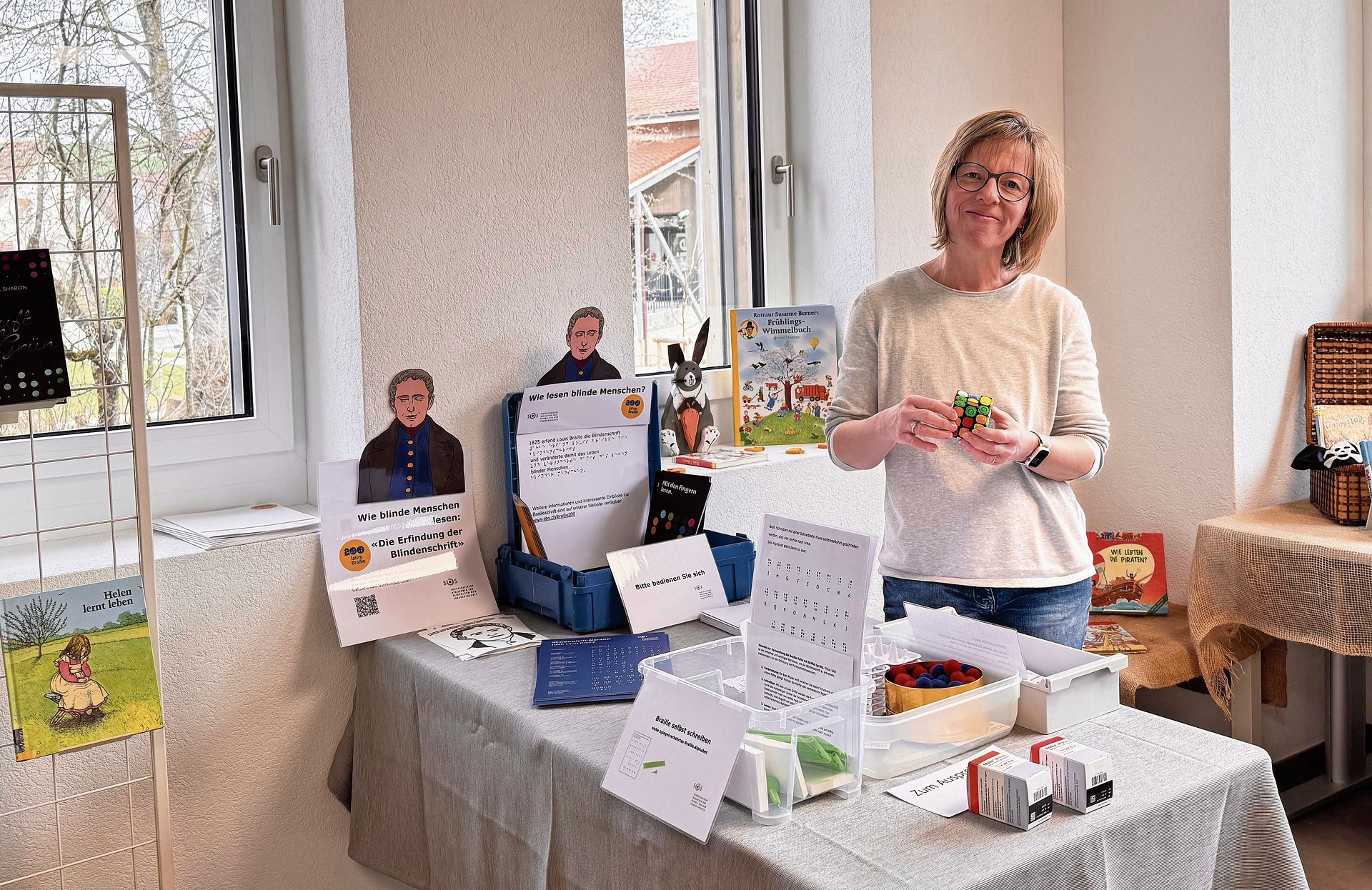 Monique Cecuta freut sich über das Interesse an der Ausstellung zur Brailleschrift.Foto: VSc 