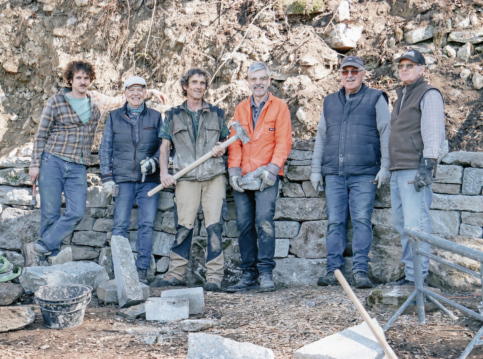 Freiwillige Helfer und Mitglieder der Forst- und Ortsbürgerkommission packen tatkräftig mit an.Foto: Romi Schmid 