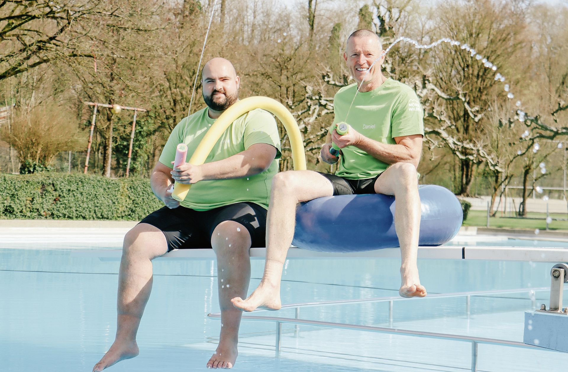 Bademeister Dani Hürzeler (rechts) und sein Stellvertreter Luca Pielli sorgen für gute Stimmung am Beckenrand – auch wenn das Badi-Vergnügen dieses Jahr etwas mehr kostet.Foto: Romi Schmid Bademeister Dani Hürzeler (rechts) und sein Stellvertreter Luca Pielli sorgen für gute Stimmung am Beckenrand – auch wenn das Badi-Vergnügen dieses Jahr etwas mehr kostet.Foto: Romi Schmid