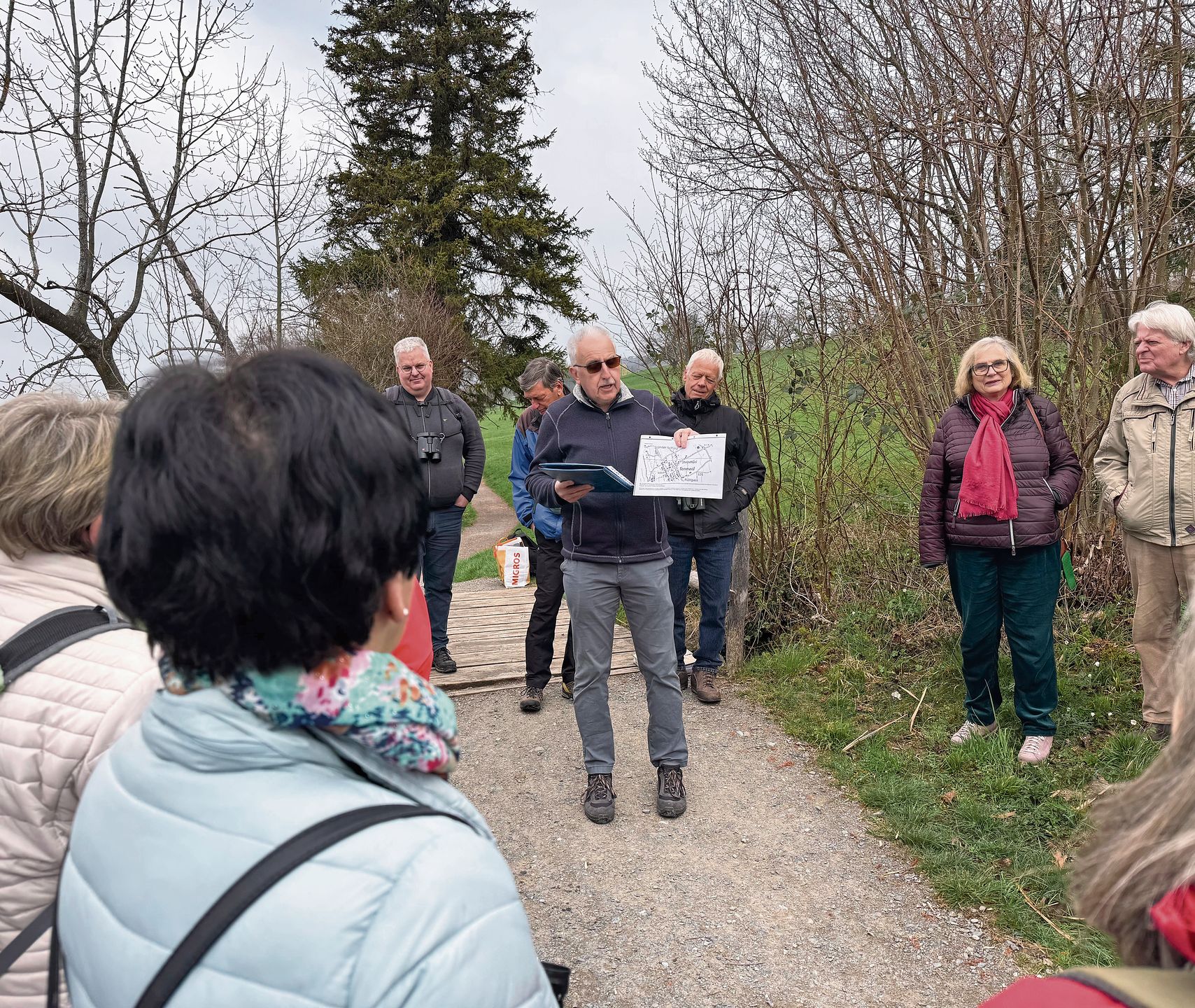 Benno Affolter stellt den Grünfink näher vor.Foto: Verena Schmidtke Benno Affolter stellt den Grünfink näher vor.Foto: Verena Schmidtke