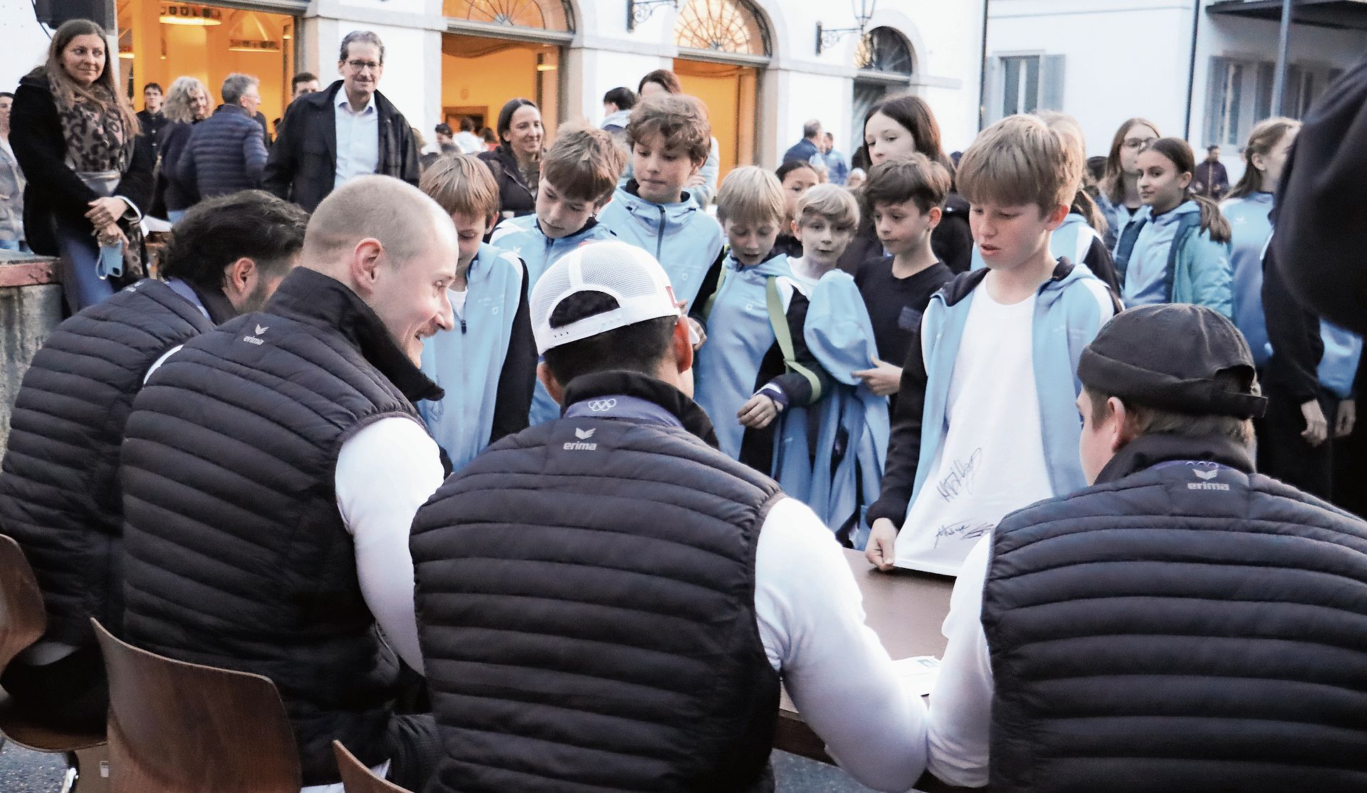 Grosser Andrang bei der Autogrammstunde.Foto: Romi Schmid Grosser Andrang bei der Autogrammstunde.Foto: Romi Schmid
