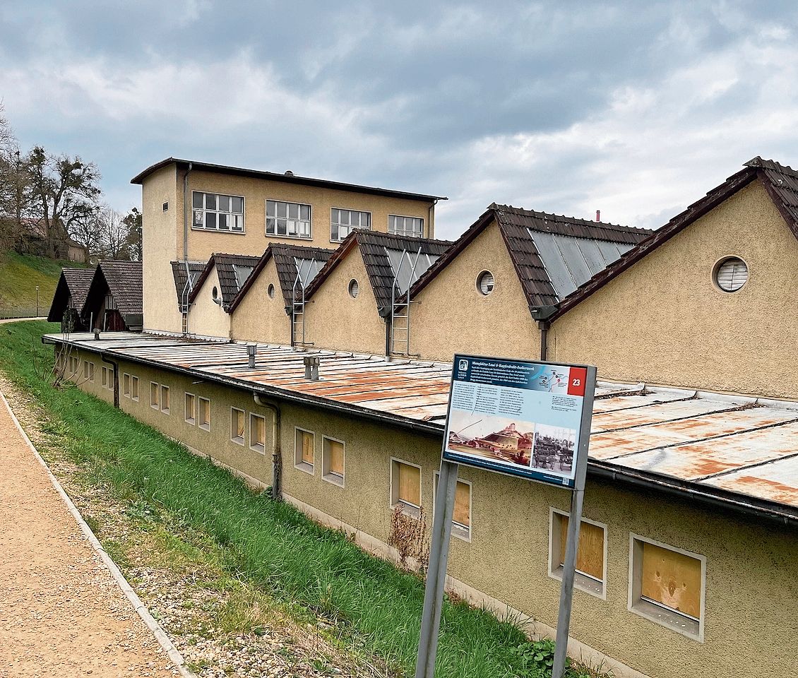 Alte Sheddachhallen am Kanal mit der Tafel Industriekultur am Aabach.Foto: zvg