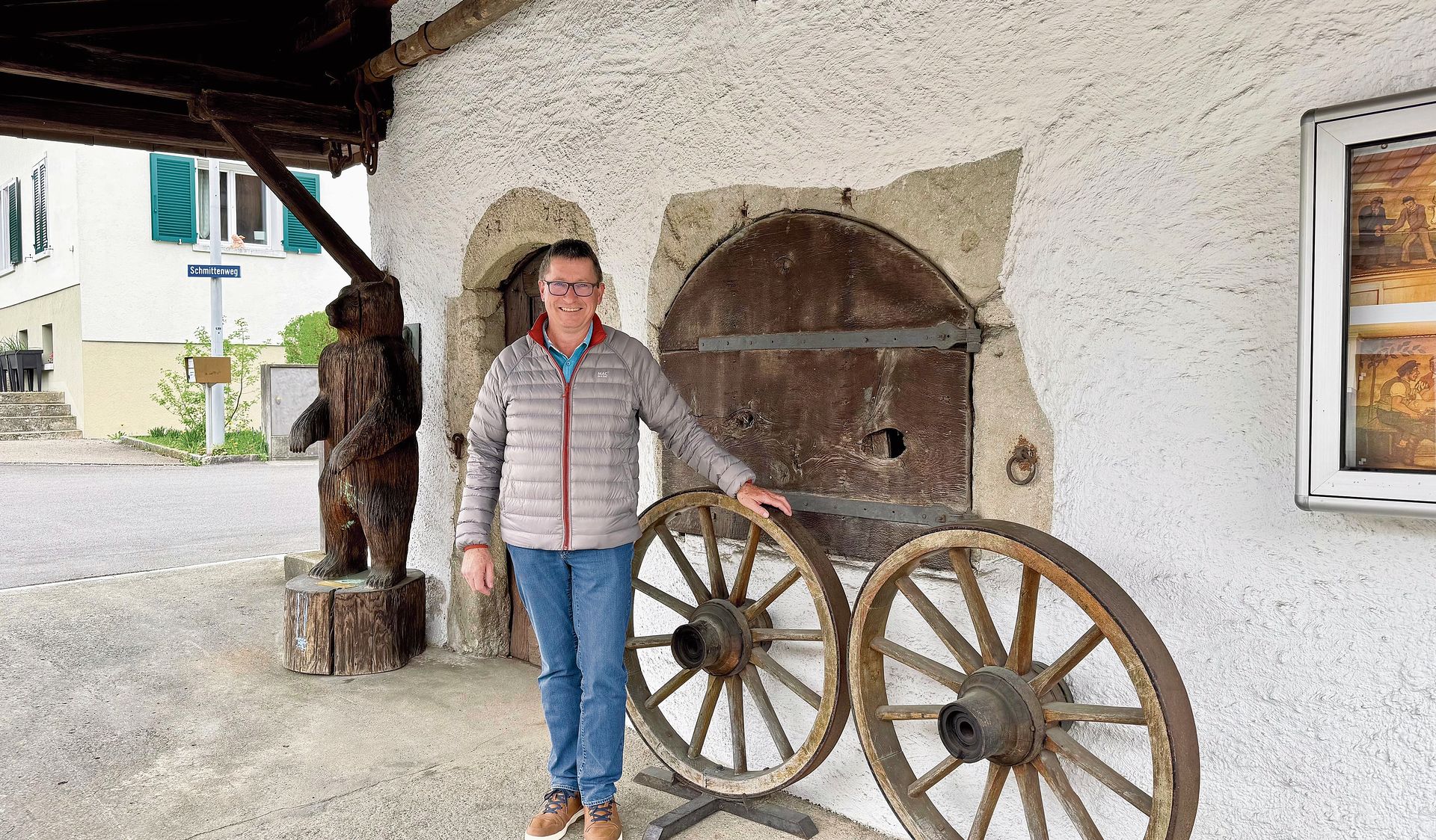 Vereinspräsident Jörg Bruder-Berli vor der Alten Schmitte.Foto: Verena Schmidtke