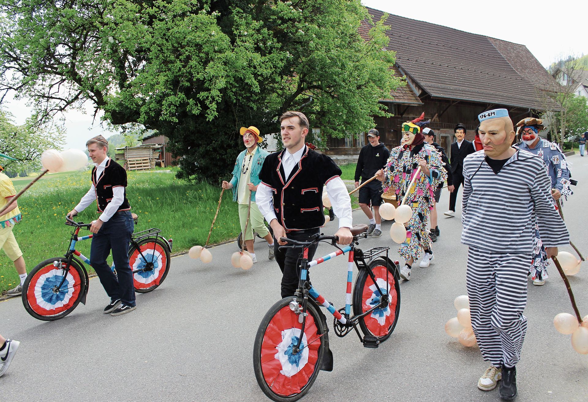 Die aufgeblasenen Schweineblasen dienen dem Klopfen.Foto: Debora Hugentobler