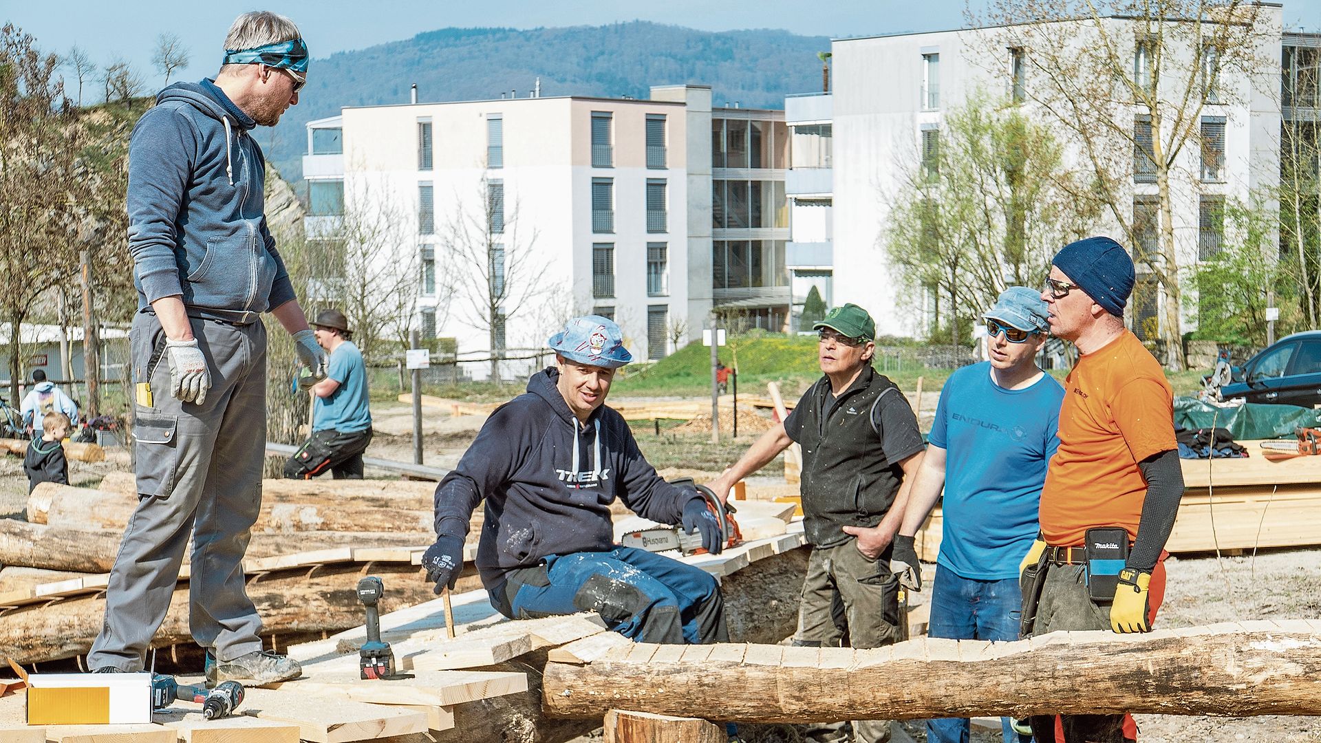 Tolle Zusammenarbeit: Der Bikepark wurde unter der Führung von Patrick Schärer (rechts) rundum erneuert.Foto: Peter Winkelmann 