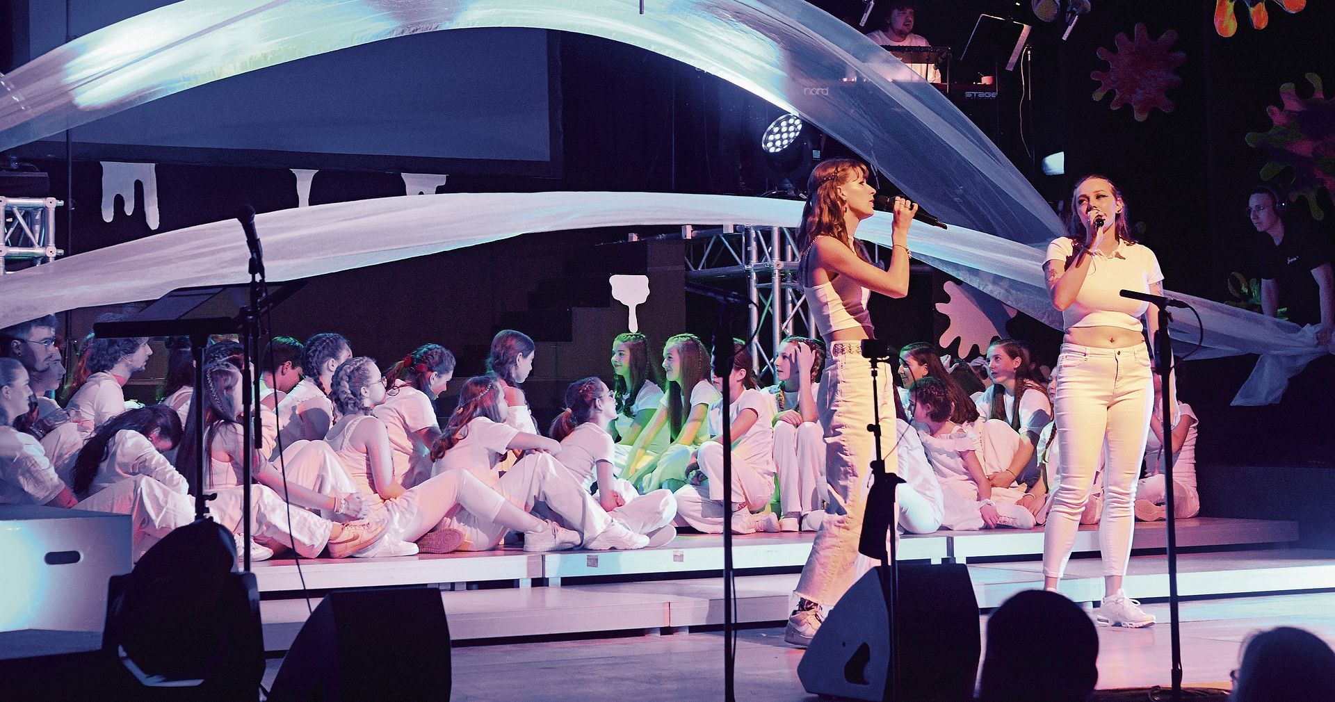 Spezialeffekte und ein Duett: Der Chor überzeugte mit Ideen und Können. Foto: Andreas Walker