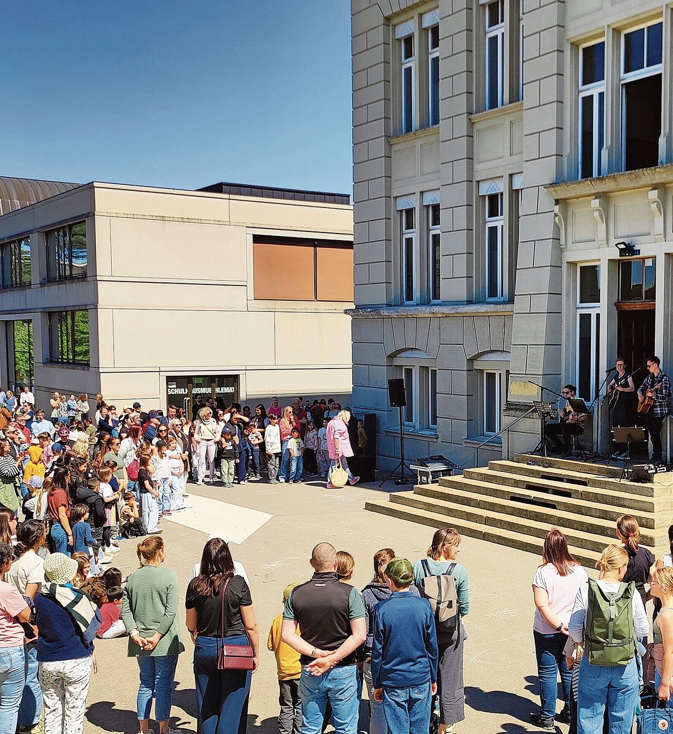 Die Besucherinnen und Besucher wurden von den Lehrpersonen musikalisch begrüsst.Foto: zvg