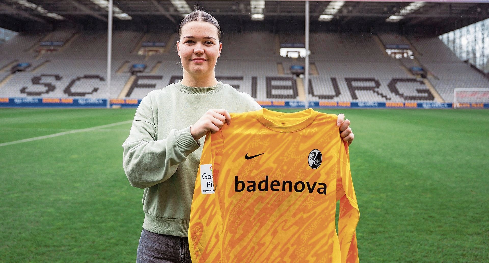 Lorena Barth präsentiert das Trikot des SC Freiburg – im Sommer wechselt die Aargauerin in die deutsche Bundesliga.Foto: zvg 