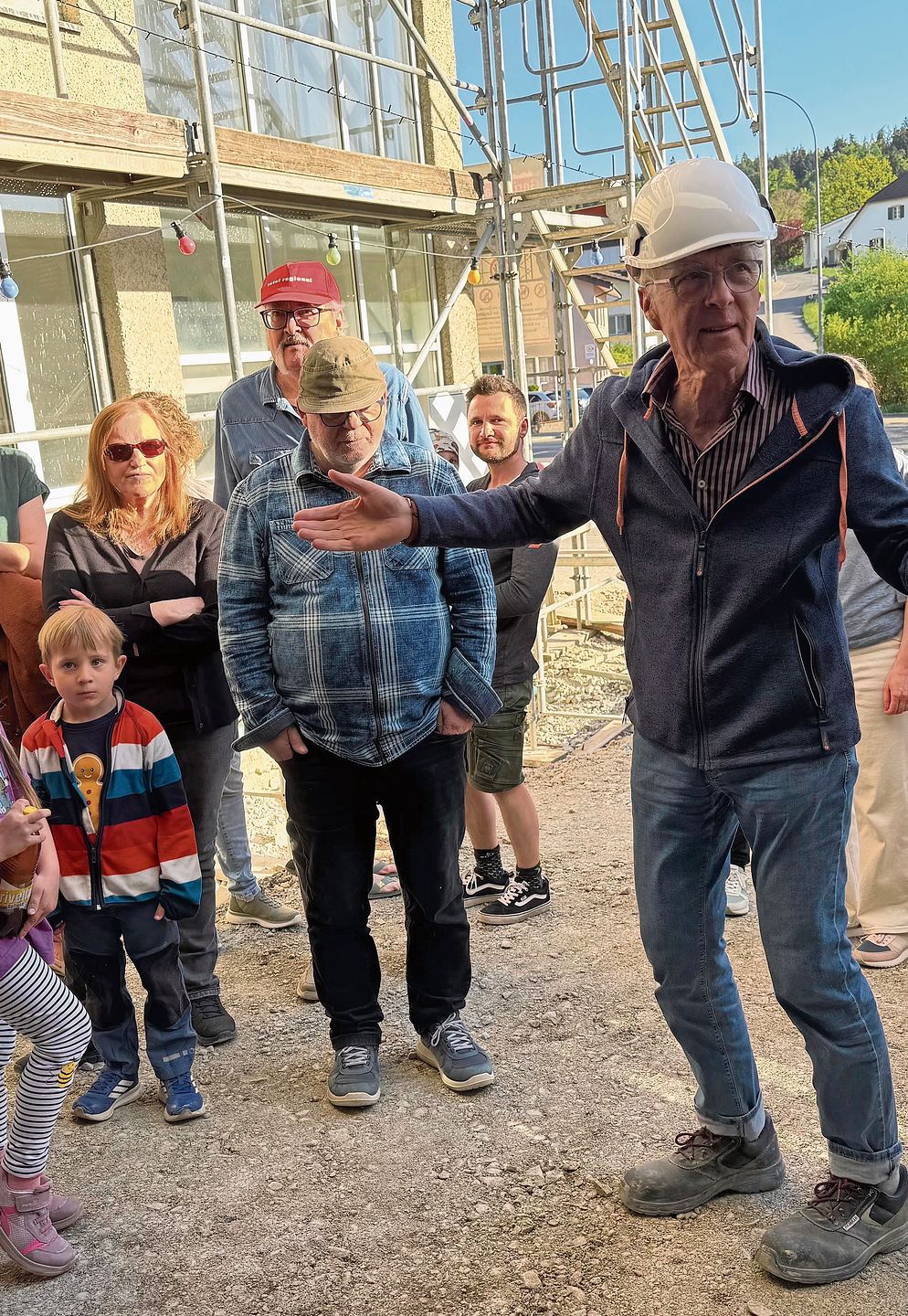 Rudolf Sager von der Sarudo AG instruiert die vielen Anwesenden zu den Baustellenregeln. Für Dürrenäsch und auch die Region ist das Korki-Areal von grosser Bedeutung. Foto: Verena Schmidtke
