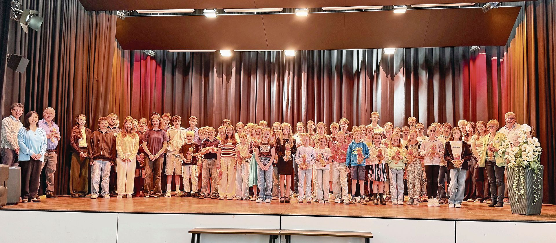 Lehrpersonen, Schülerinnen und Schüler  sowie Gemeinderat Hannes Bopp.Foto: Verena Schmidtke