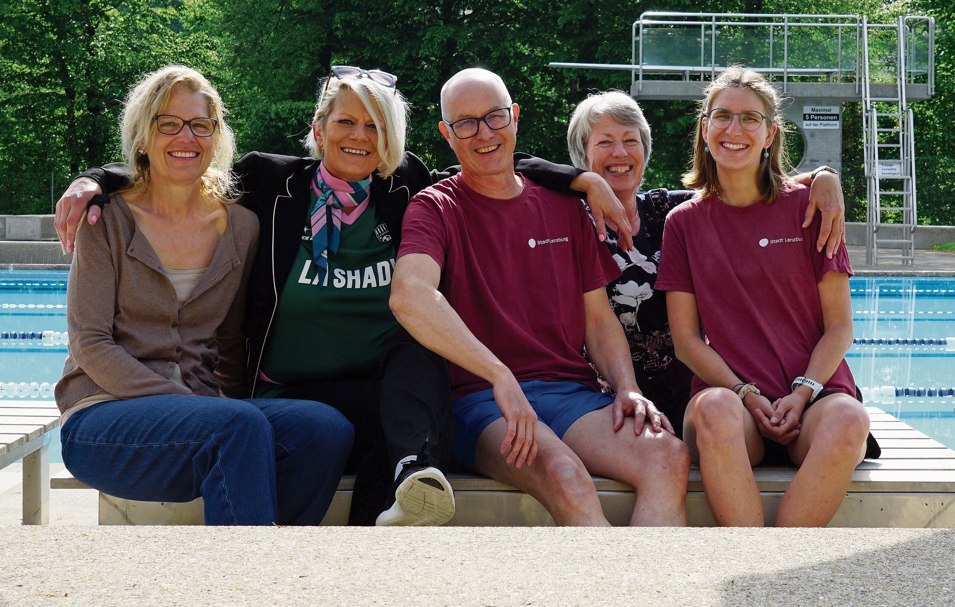Das Badi-Team freut sich auf den Sommer: Sandra Morgenthaler (neu Kasse/Aufsicht), Sabeth Steiner (Restaurant), Christof Hübscher, Annegret Hirschi (Kasse) und Yael Meier.Foto: Rinaldo Feusi