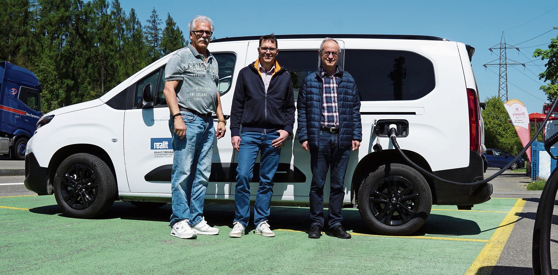 Verkehrsexperte Peter Koch mit Vereinspräsident Dominik Roth und dem langjährigen Fahrer Markus Fischer.Foto: Rinaldo Feusi