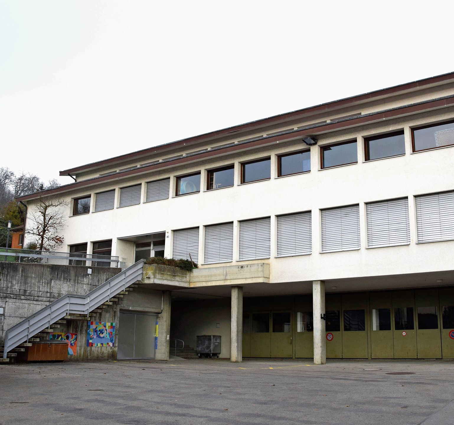 Das Mehrzweckgebäude muss komplett saniert werden.Foto: Michael Hunziker