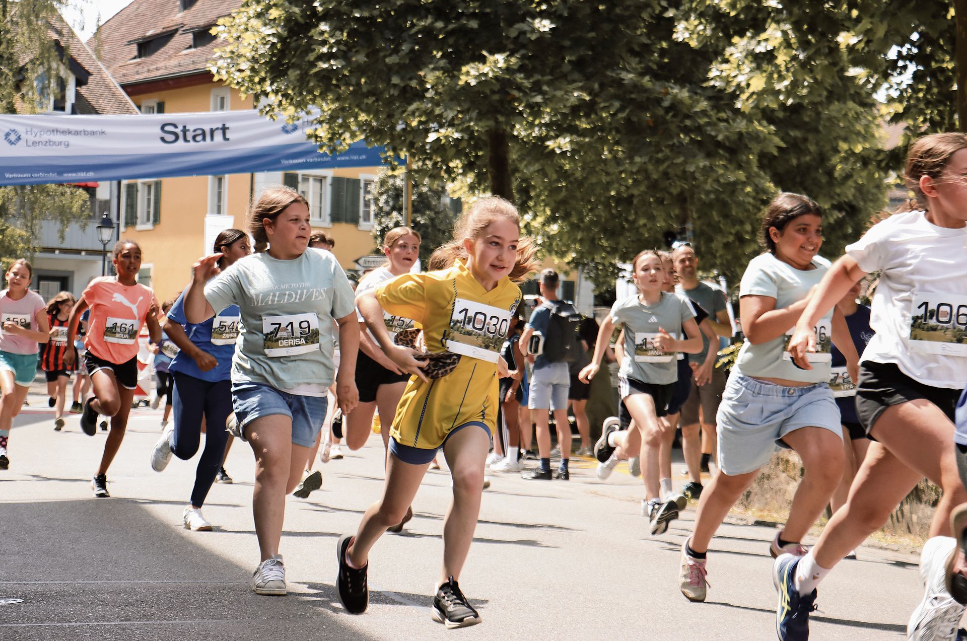 Achtung, fertig, los! Lauf der Schülerinnen.Fotos: Romi Schmid 