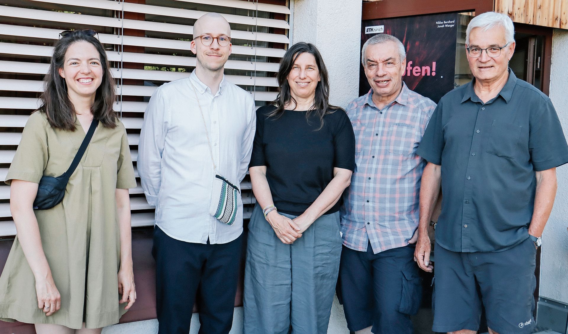 Luden zur Vernissage: ETH-Professorin Lilitt Bollinger mit ihren Assistenten Guillaume Guisan und Agnieszka Latak, Gemeindeammann Patrick Braun und alt Gemeindearat Gallus Zahno.Foto: Romi Schmid