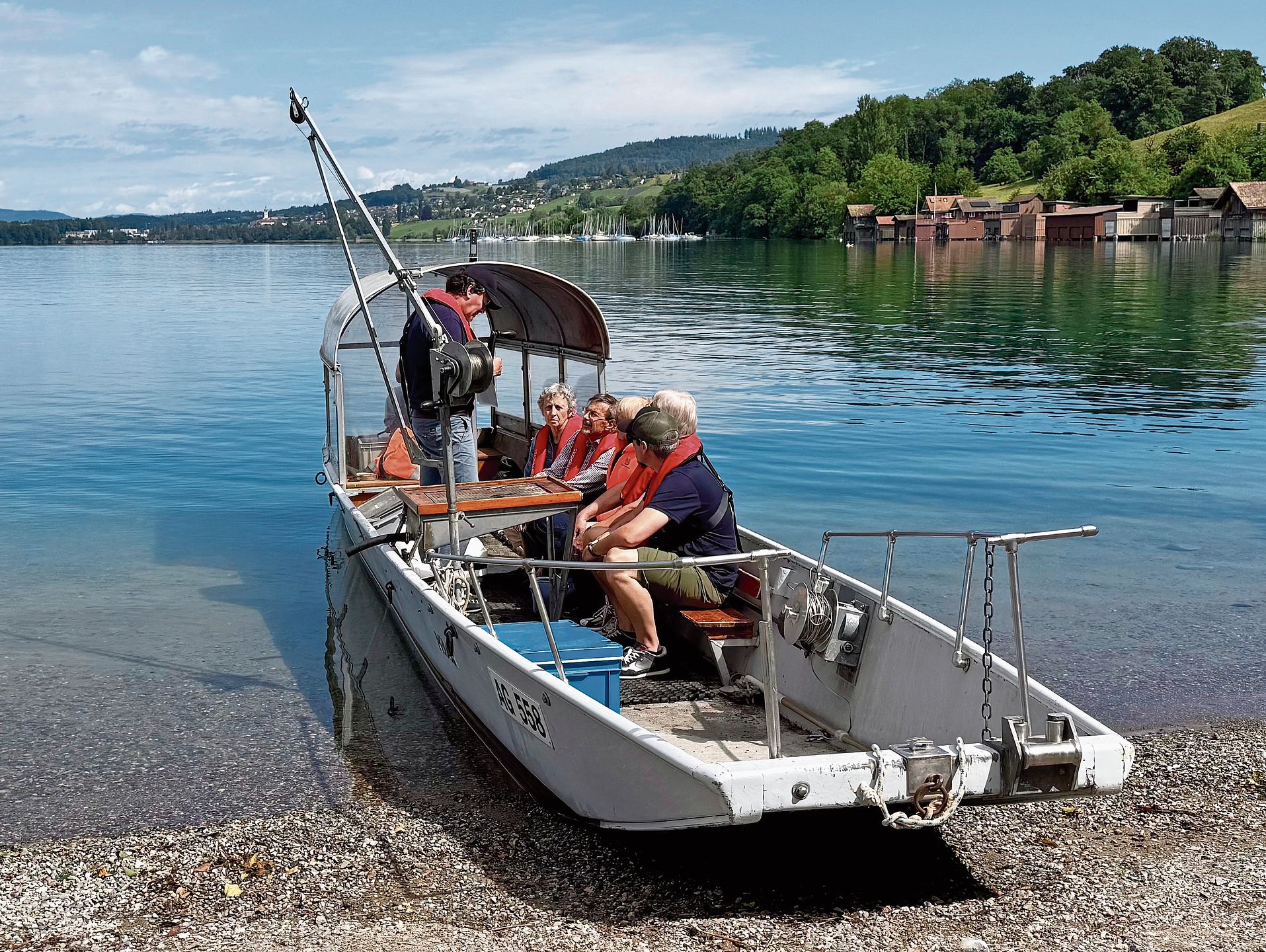 Mit dem Boot der AfU ging es zu einer Probeentnahme auf den Hallwilersee.Foto: Verena Schmidtke Mit dem Boot der AfU ging es zu einer Probeentnahme auf den Hallwilersee.Foto: Verena Schmidtke