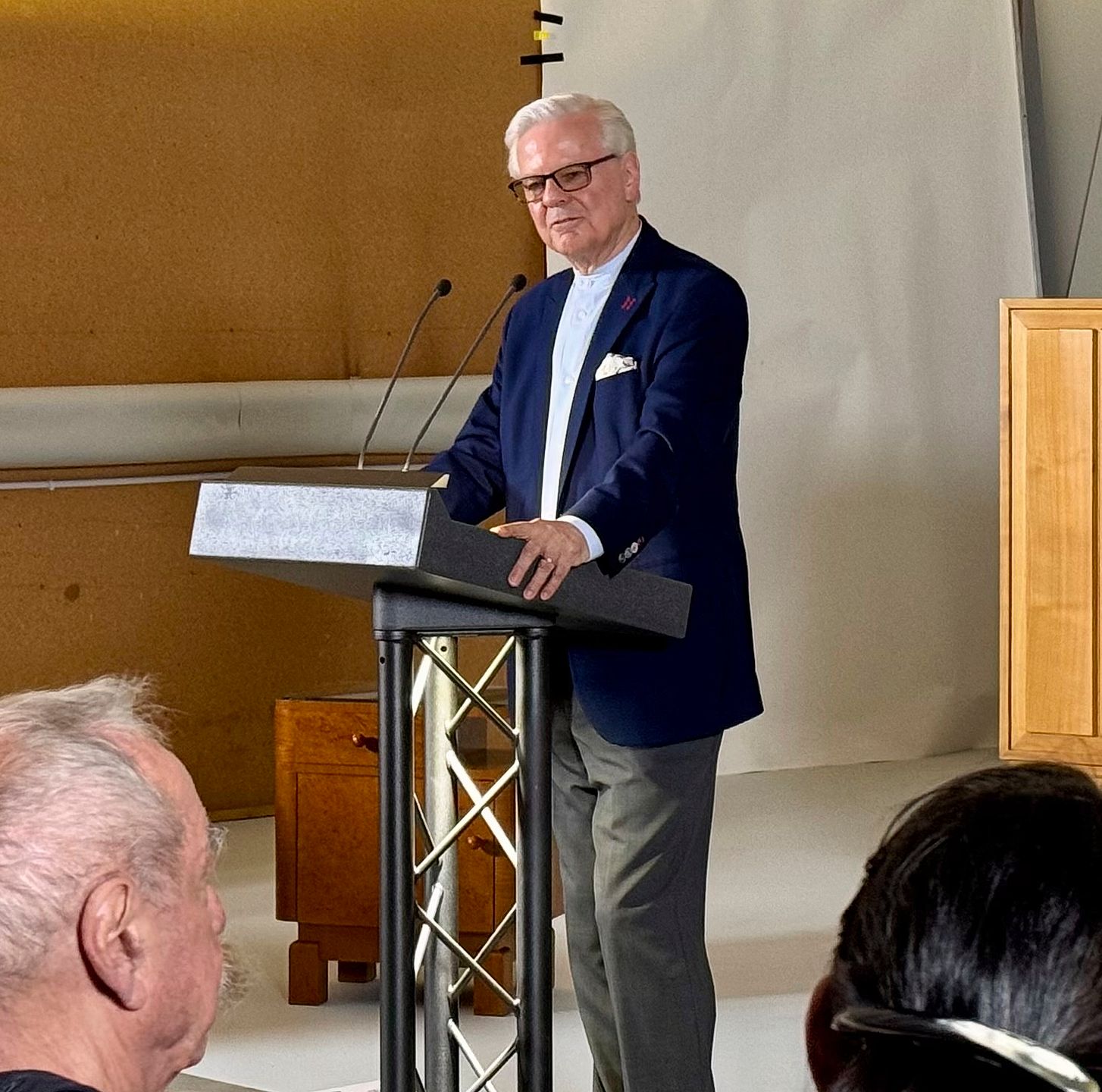 Dieter Pfister gibt einen Einblick in das soeben erschienene Buch.Foto: Verena Schmidtke