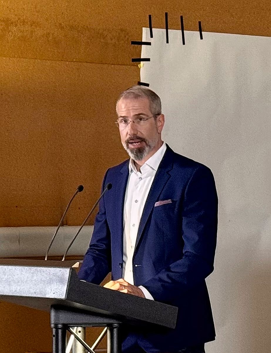 Museumsdirektor Marco Sigg begrüsst die Besuchenden.Foto: Verena Schmidtke