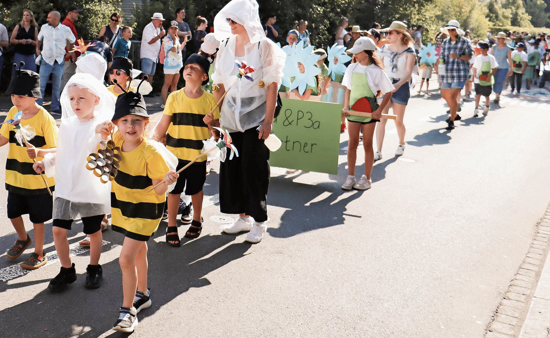 Die Bienen schwärmen aus. Die Bienen schwärmen aus.