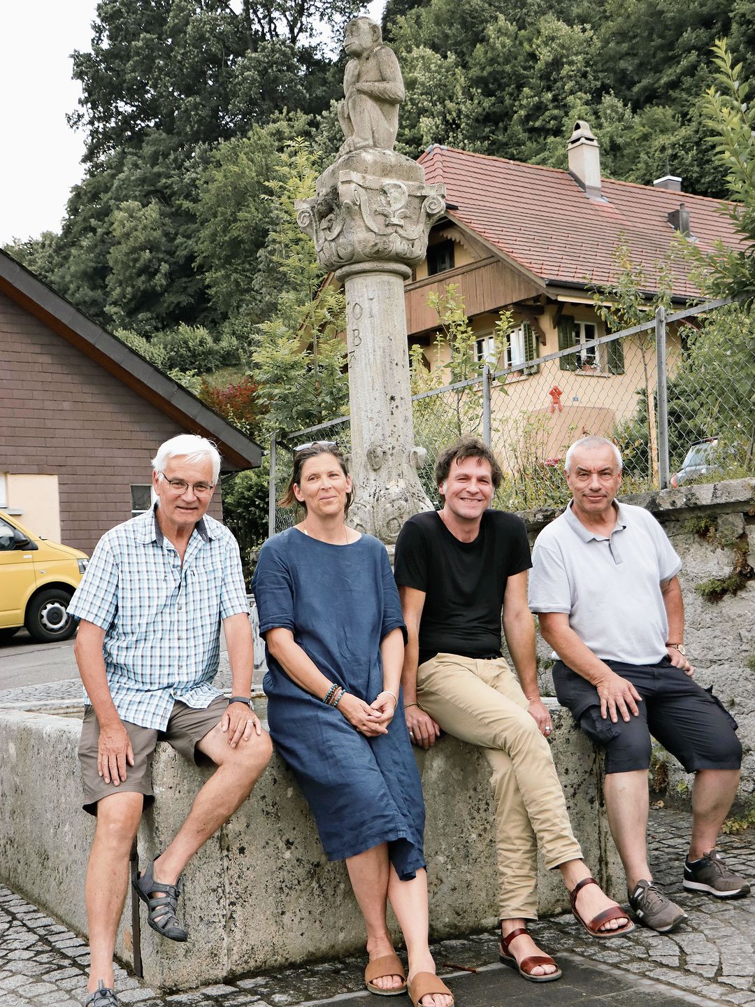 Alt Gemeinderat Gallus Zahno mit Sabina Tschachtli, Julien Gründisch und Gemeindeammann Patrick Braun am Affenbrunnen. Foto: Romi Schmid