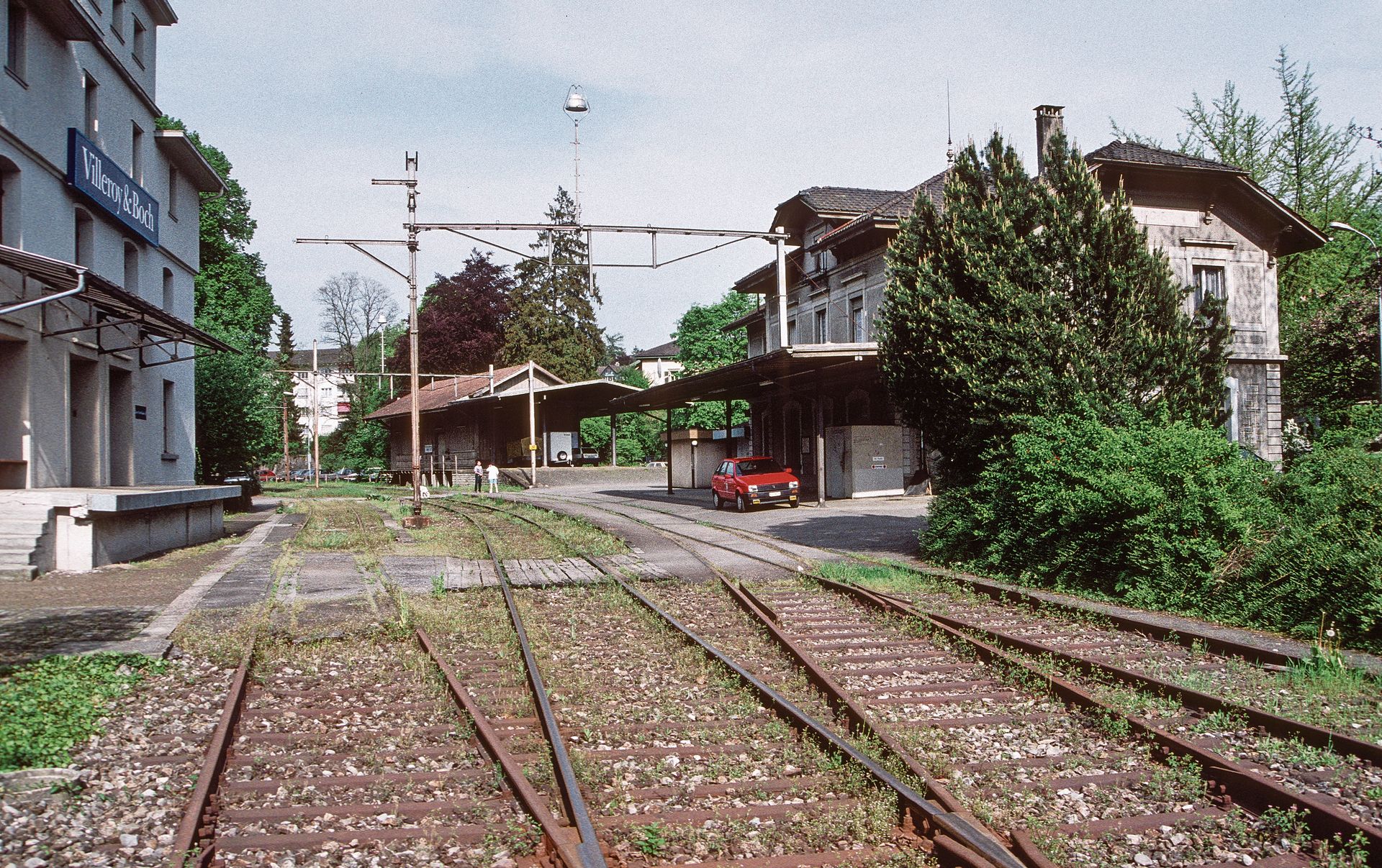 Vergleich früher: Bahnhofsgebäude und Güterschuppen auf der rechten Seite, Laderampe auf der linken Seite 1999.Foto: ETH-Bibliothek Zürich, Bildarchiv Vergleich früher: Bahnhofsgebäude und Güterschuppen auf der rechten Seite, Laderampe auf der linken Seite 1999.Foto: ETH-Bibliothek Zürich, Bildarchiv