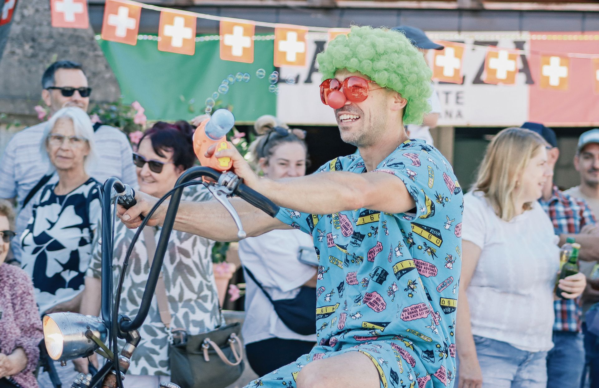 Dieser wilde Clown düst mit Zweiradpower durch den Umzug.