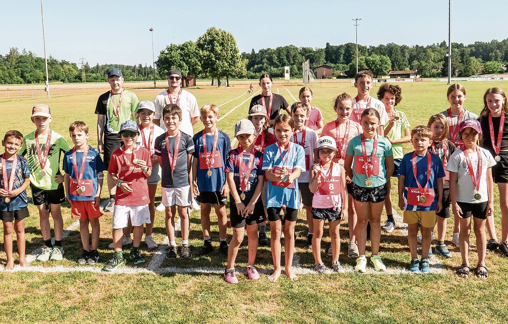 Rund 60 Kinder und 3 Männer rannten um schnelle Zeiten, 23 erhielten eine Medaille. Rund 60 Kinder und 3 Männer rannten um schnelle Zeiten, 23 erhielten eine Medaille.