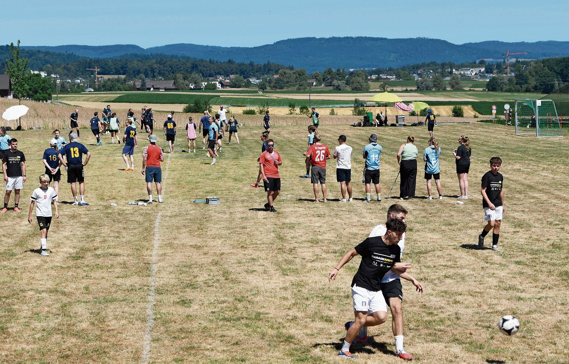 Verschiedene Fussballmannschaften spielten gleichzeitig auf dem Rasen, beobachtet von Zuschauerinnen und Zuschauern.Foto: Andreas Walker Verschiedene Fussballmannschaften spielten gleichzeitig auf dem Rasen, beobachtet von Zuschauerinnen und Zuschauern.Foto: Andreas Walker