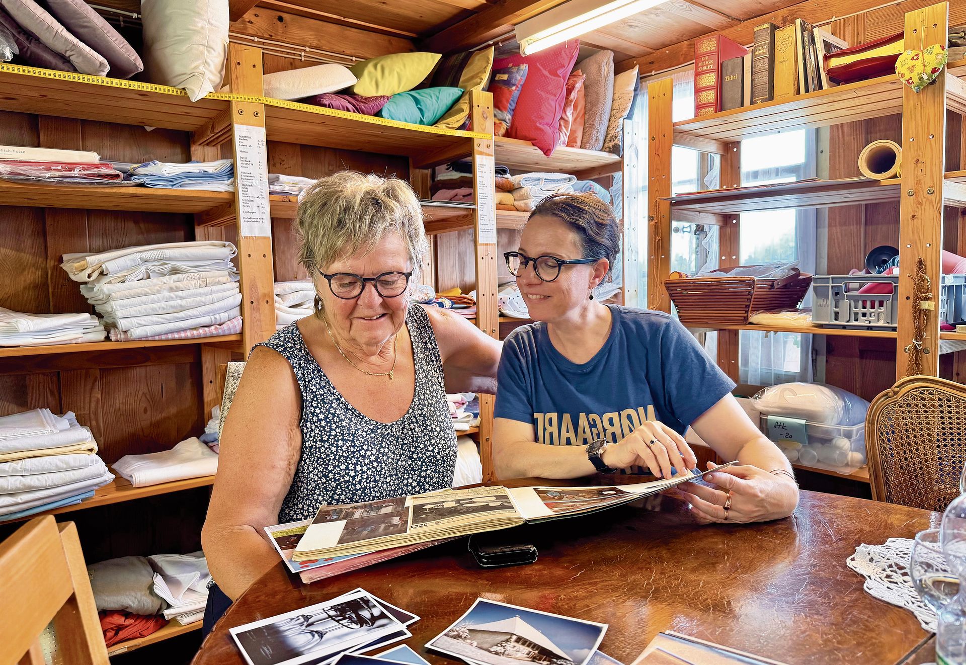 Im Chrosihus erinnern sich Bernadette Hintermann und Raffaela Schmid an die Geschichte der Brockenstube.Foto: Verena Schmidtke Im Chrosihus erinnern sich Bernadette Hintermann und Raffaela Schmid an die Geschichte der Brockenstube.Foto: Verena Schmidtke