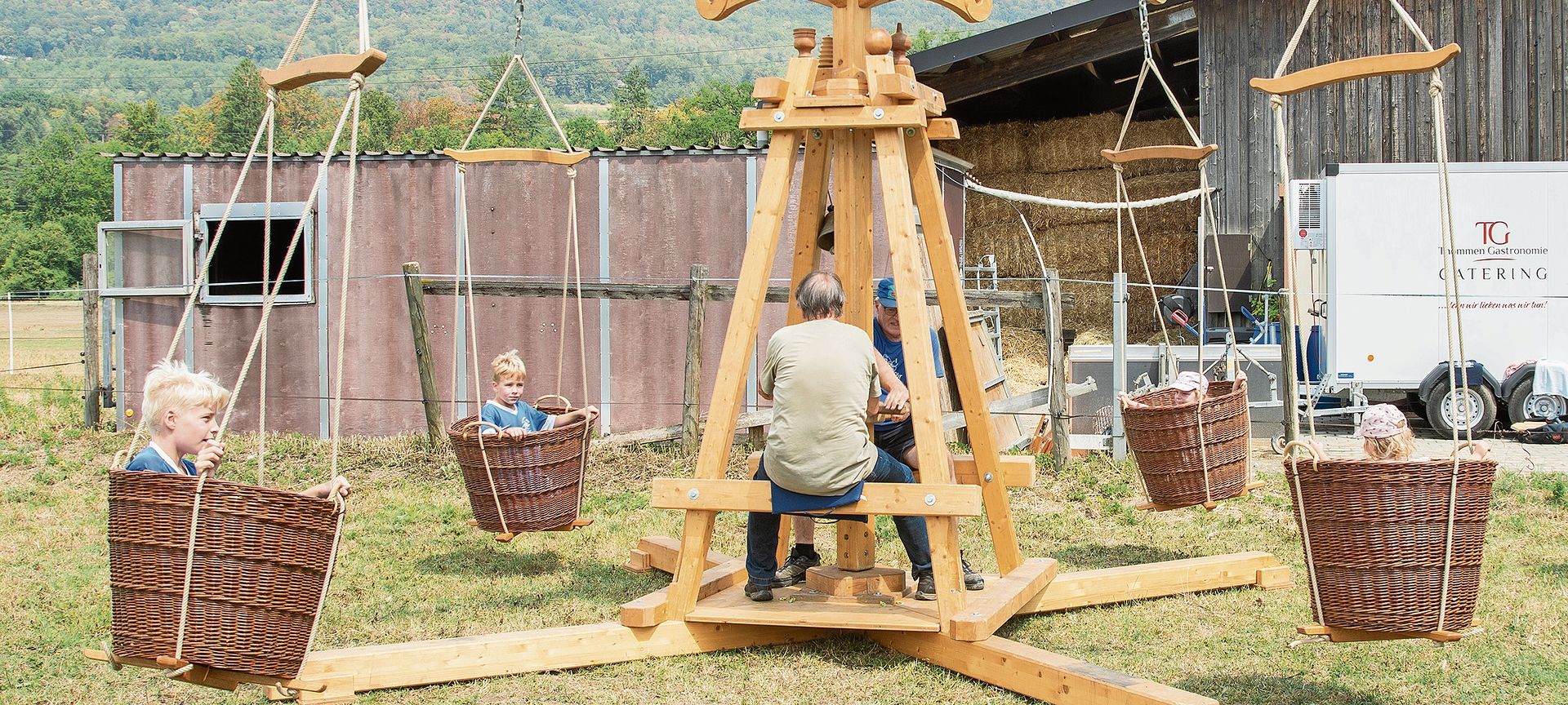 Auch die Kleinen hatten ihren Spass auf dem Korbkarusssell.Foto: Peter Winkelmann Auch die Kleinen hatten ihren Spass auf dem Korbkarusssell.Foto: Peter Winkelmann