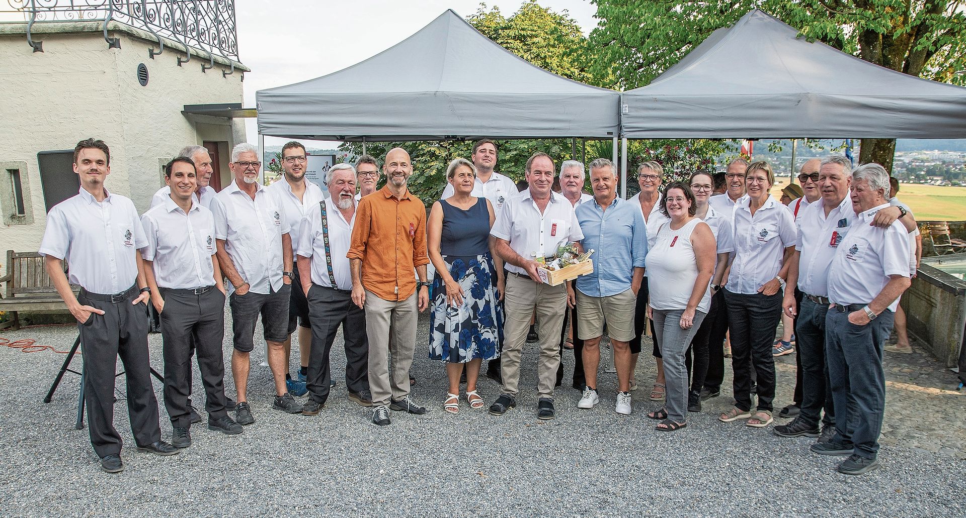 Die anwesenden Gemeinderäte Stefan Säuberli, Ursula Lüpold, Gerhard Widmer und Jeanine Glarner (v.l.) bedankten sich mit einem Geschenk bei Alois Huber (Mitte).Fotos: Peter Winkelmann Die anwesenden Gemeinderäte Stefan Säuberli, Ursula Lüpold, Gerhard Widmer und Jeanine Glarner (v.l.) bedankten sich mit einem Geschenk bei Alois Huber (Mitte).Fotos: Peter Winkelmann