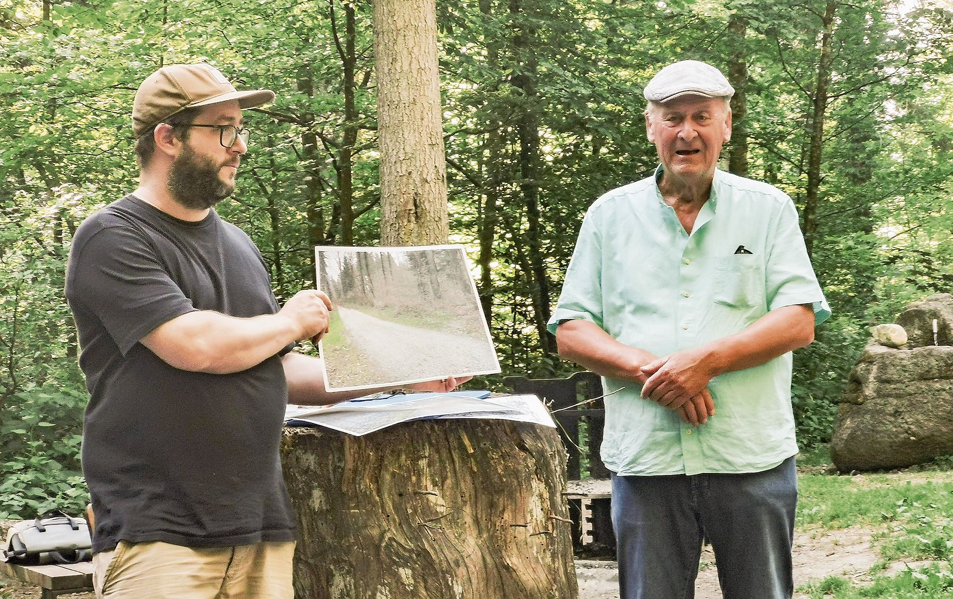 Museum-Burghalde-Stammtisch: Willi Bürgi (rechts) und Matthias Ott führten die Anwesenden weit zurück ins Jahr 1476. Foto: Peter Winkelmann