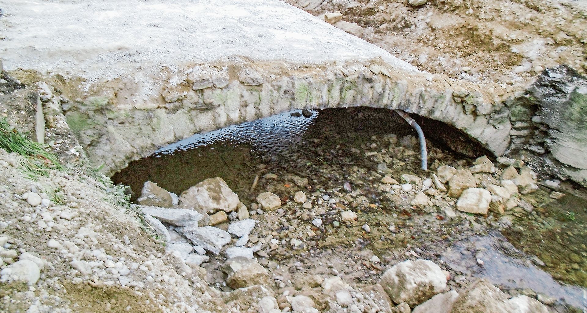 Die «steininen Bruggen» wurde am Freitag, 29. November 2013, abgebrochen, jedoch die Fundamentsteine aus Jurakalk konnten zum Teil an ihrem Standort belassen werden.Foto: Willi Bürgi
