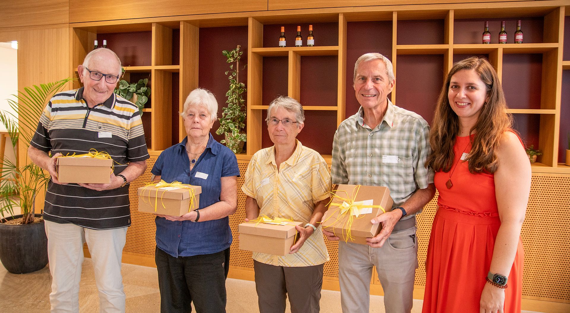 Langjährige Einsätze: Kurt Schütz (Niederlenz), Vreni Gamba (Lenzburg), Maja Wehren (Meiringen) und Robert Hofer (Seengen) wurden für ihre Treue von Laura Di Maio geehrt (von links). Foto: Peter Winkelmann Langjährige Einsätze: Kurt Schütz (Niederlenz), Vreni Gamba (Lenzburg), Maja Wehren (Meiringen) und Robert Hofer (Seengen) wurden für ihre Treue von Laura Di Maio geehrt (von links). Foto: Peter Winkelmann