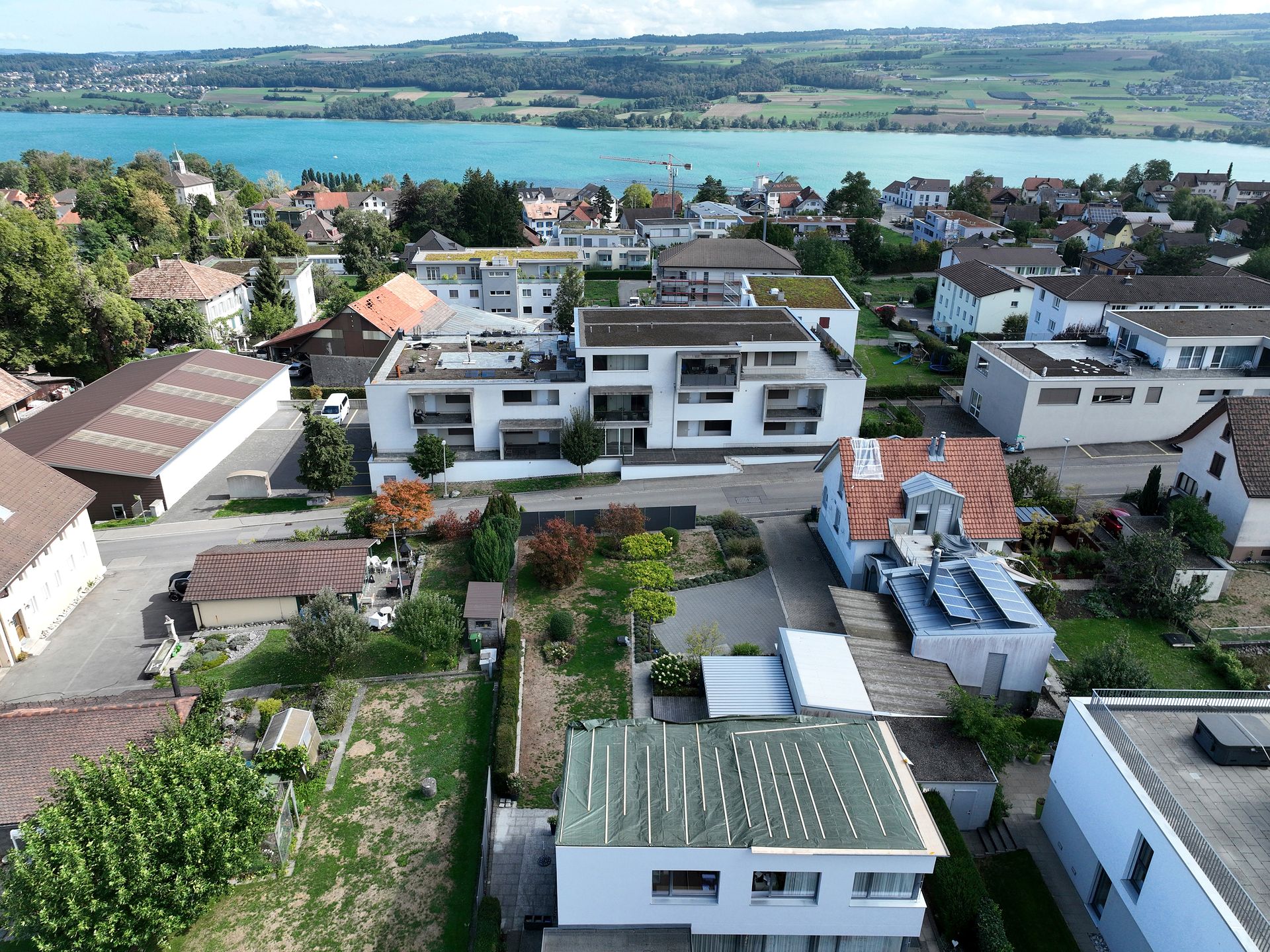 Beim Ehepaar Eichenberger wurde das gesamte Dach abgerissen. In der Bildmitte unten ist das Haus zu sehen, das mit einer Blache abgedeckt wurde. Foto: Andreas Walker Beim Ehepaar Eichenberger wurde das gesamte Dach abgerissen. In der Bildmitte unten ist das Haus zu sehen, das mit einer Blache abgedeckt wurde. Foto: Andreas Walker