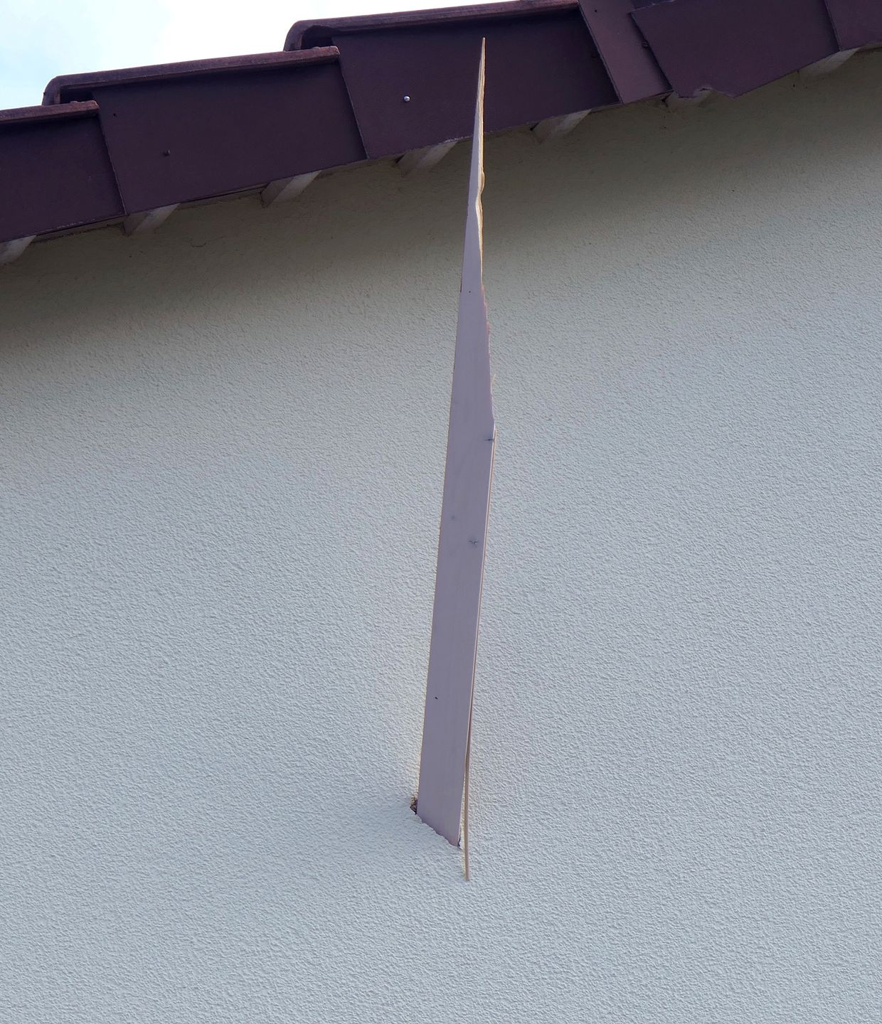Ein Holzstück des abgerissenen Daches bohrte sich einige Häuser weiter wie ein Pfeil in die Hauswand eines Wohnblocks.Foto: AW Ein Holzstück des abgerissenen Daches bohrte sich einige Häuser weiter wie ein Pfeil in die Hauswand eines Wohnblocks.Foto: AW