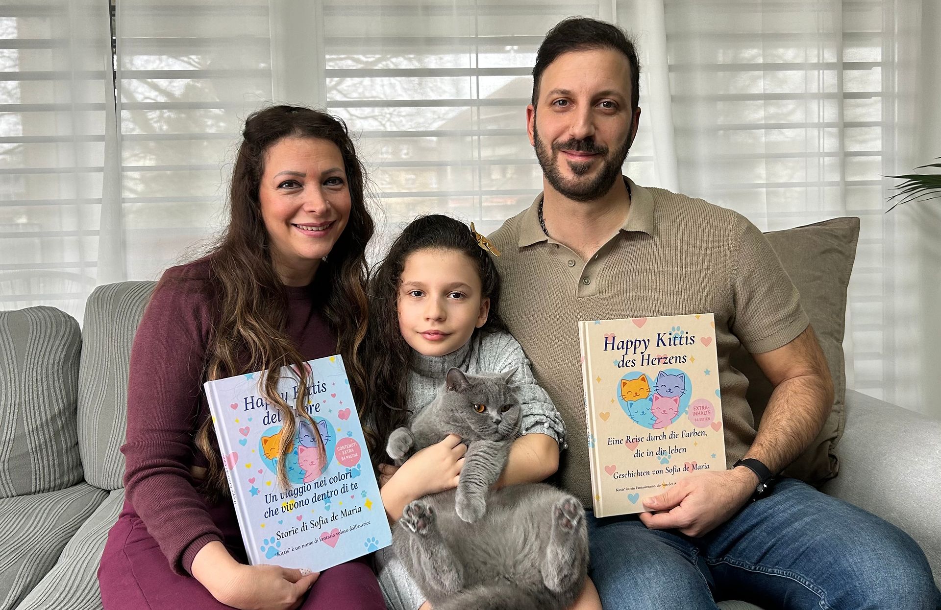 Sofia de Maria mit ihren Eltern und den beiden Ausgaben von «Happy Kittis».Foto: zvg 