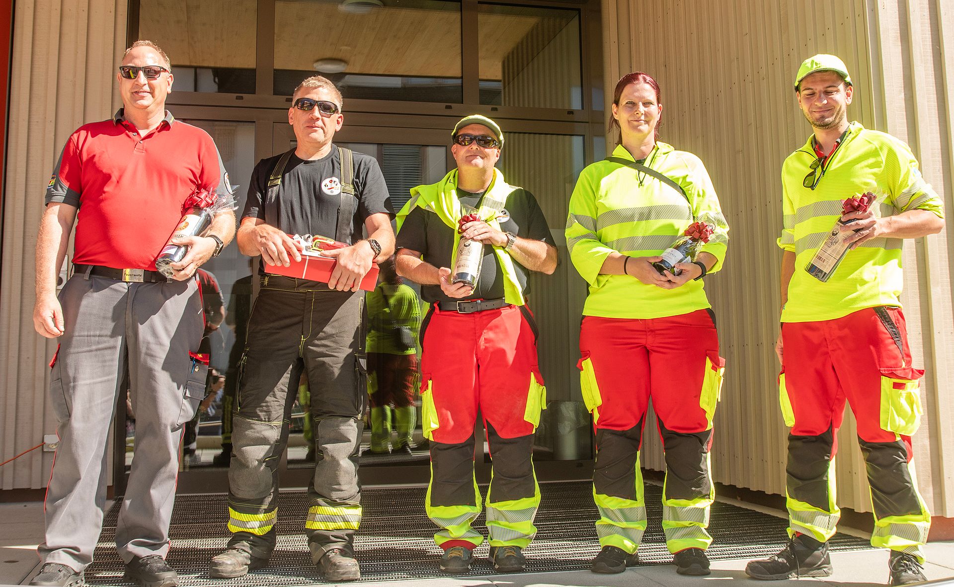 79 Jahre in der Feuerwehr: Oblt Thomas Kuhn verabschiedete Oblt Markus Meyer (27 Dienstjahre), Sdt Felix Meier (17), Sabrina Baumann (11) und Simon Frei (5). Nicht auf dem Foto Tamara Eicher. 79 Jahre in der Feuerwehr: Oblt Thomas Kuhn verabschiedete Oblt Markus Meyer (27 Dienstjahre), Sdt Felix Meier (17), Sabrina Baumann (11) und Simon Frei (5). Nicht auf dem Foto Tamara Eicher.