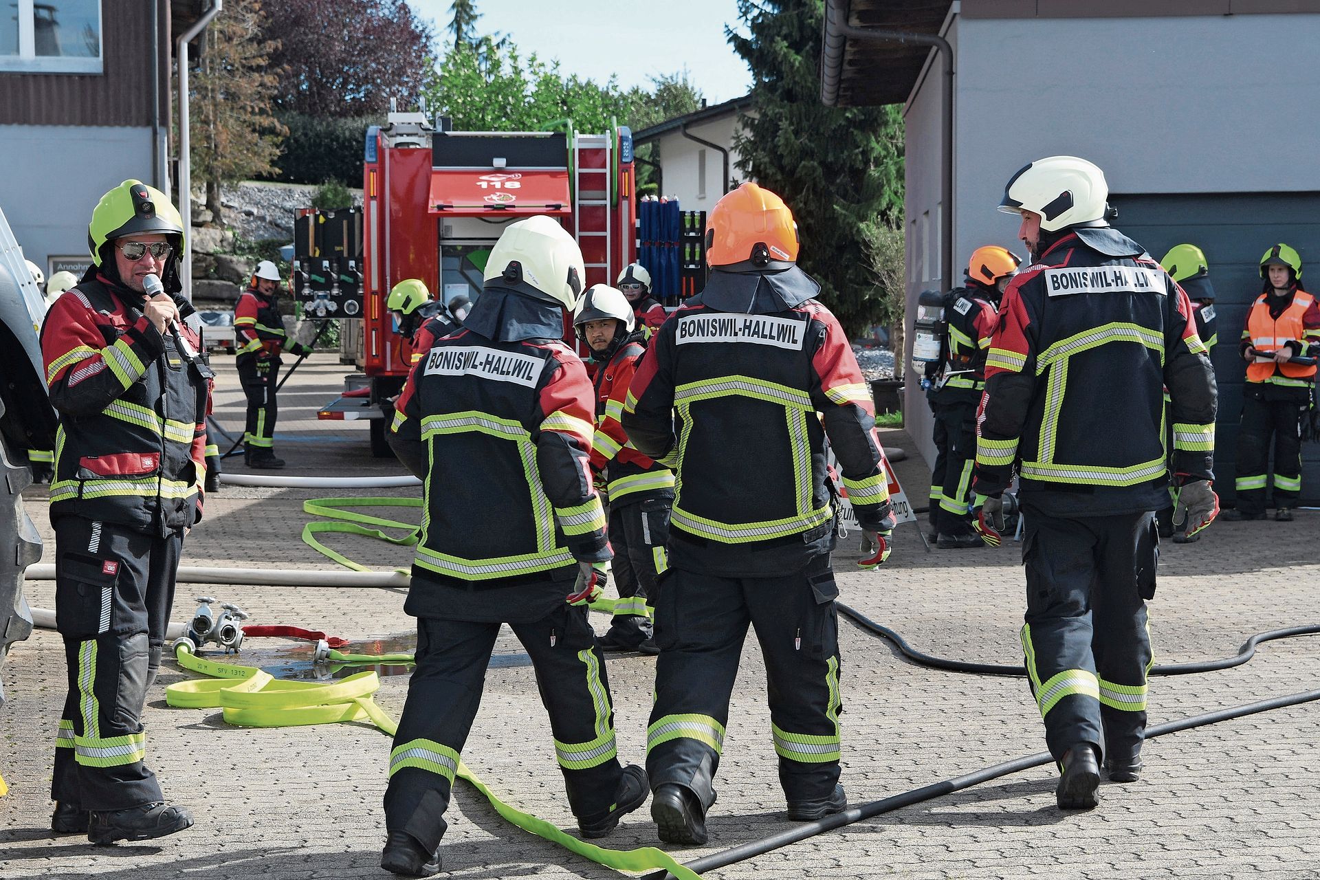 Ein Feuerwehrmann kommentiert die Übung.