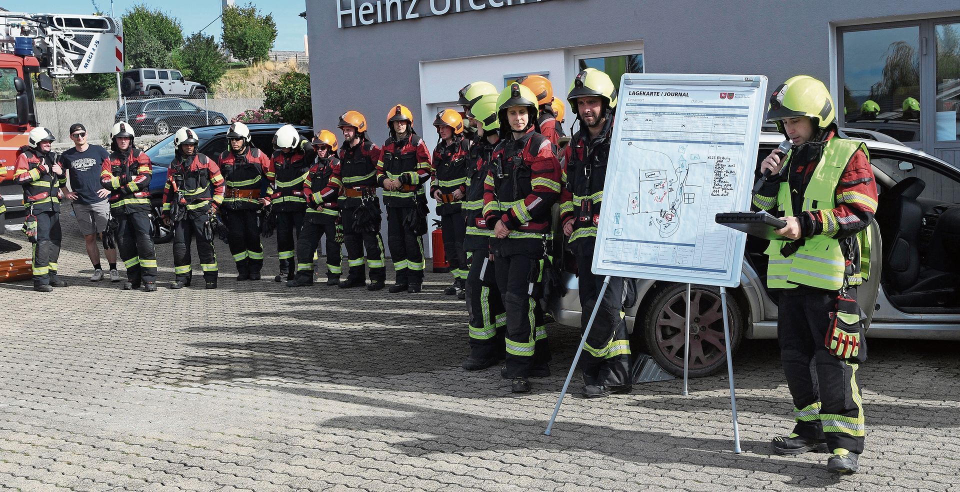 Schlussbesprechung der Hauptübung der Feuerwehr Boniswil-Hallwil.