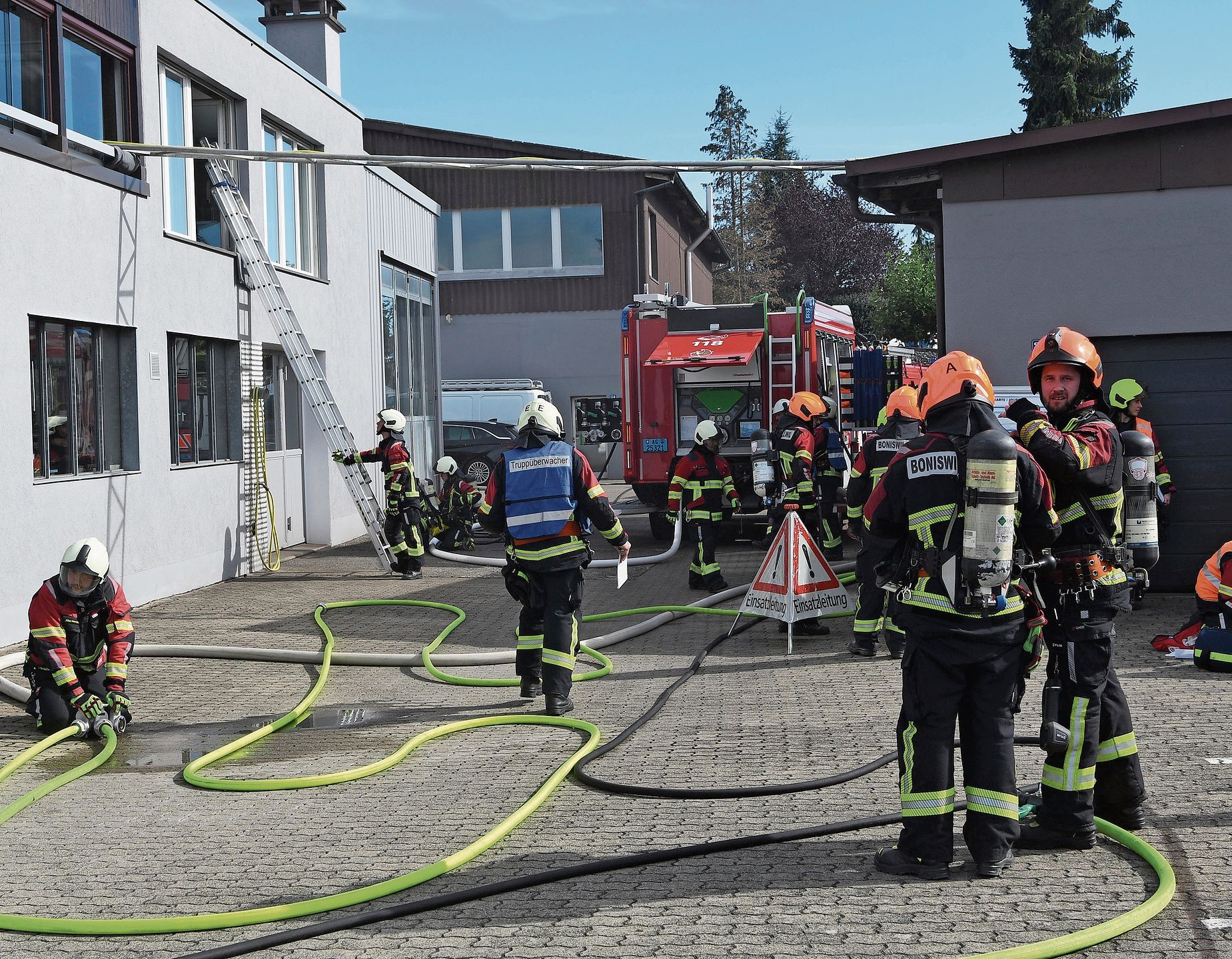 Einstieg in eine Werkstatt mit Leiter.