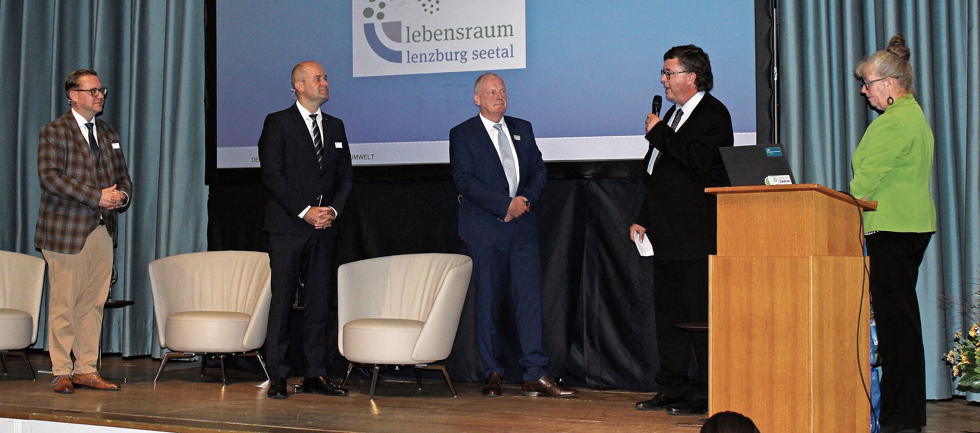 Raimund Wenger dankt Fabian Peter und Stephan Attiger für die Diskussionsrunde.