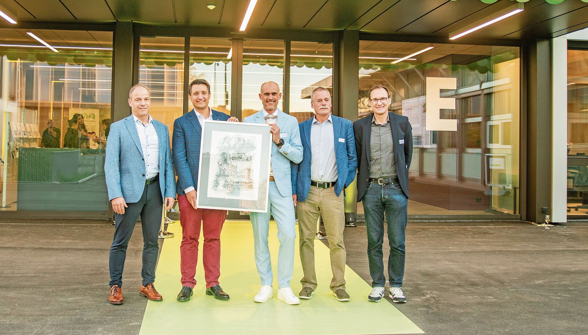 Der grüne Teppich ist ausgelegt für den BSL-Leiter Tobias Widmer, den Stadtpräsidenten Andreas Schmid, den WBZ-Leiter Fabian Schlatter, den Präsidenten der Baukommission, Markus Möhl, und den Architekten Daniel Schweizer.Foto: Peter Winkelamnn