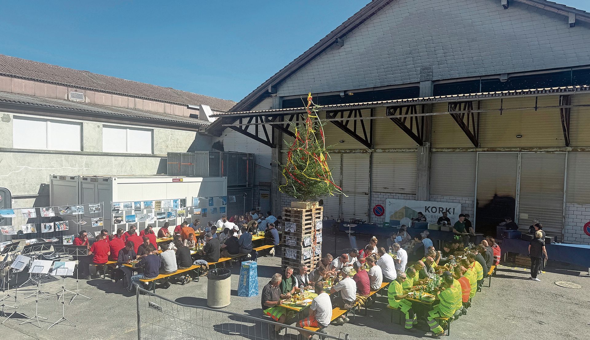 Die Anwesenden genossen das Mittagessen am Aufrichtefest bei traumhaftem Wetter.Foto: Andreas Walker